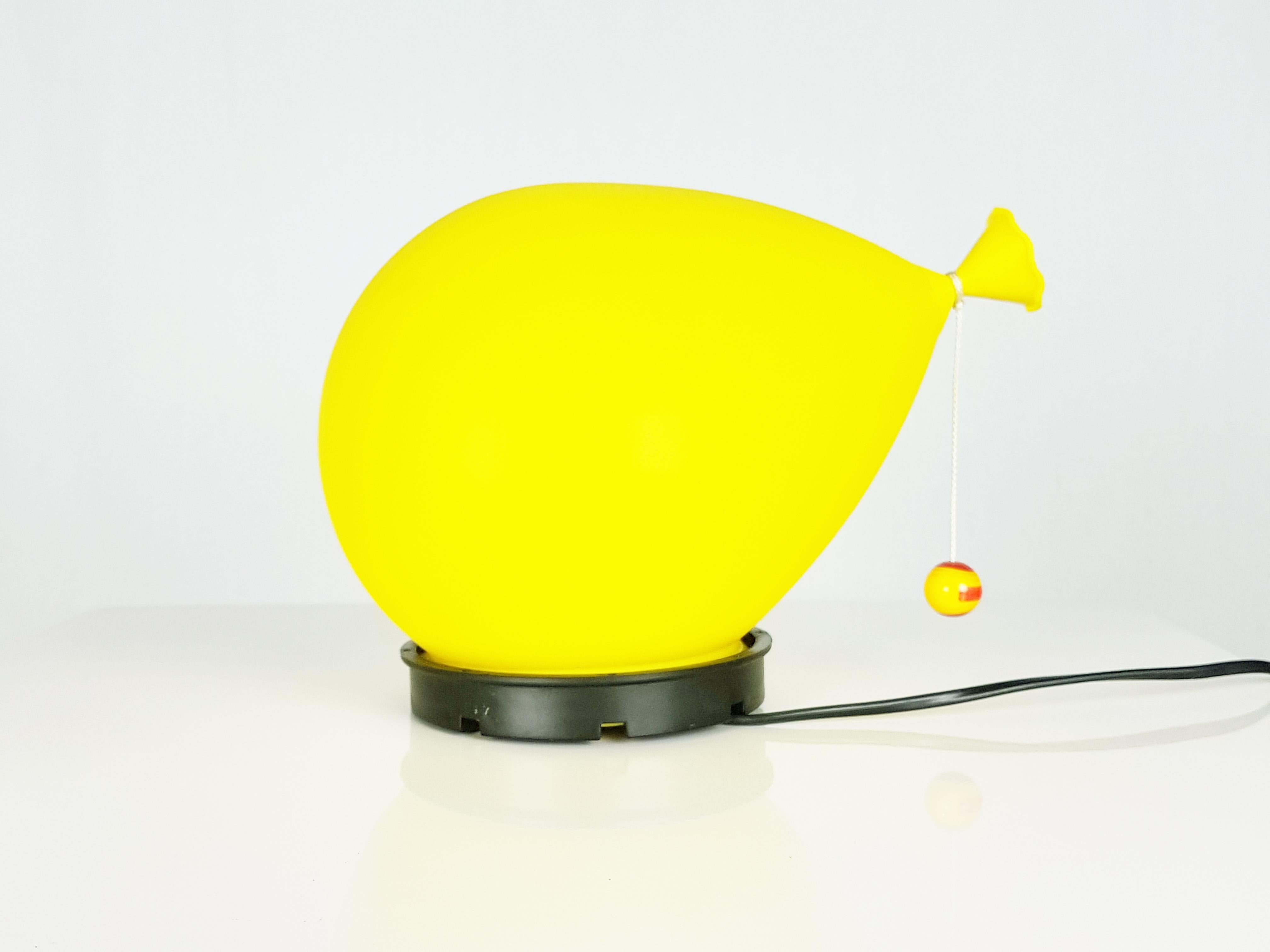 Dies ist die kleinere Version der Palloncino-Lampe. Vorgeschlagen als Wandleuchte, kann sie auch als Tischleuchte oder als kleine Deckenleuchte verwendet werden. Ausgezeichneter Zustand.