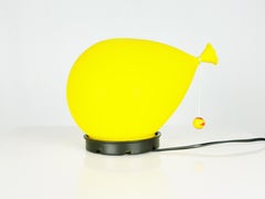 Petite lampe murale ballon en plastique jaune et noir des années 1980 par Y. Christin pour Bilumen