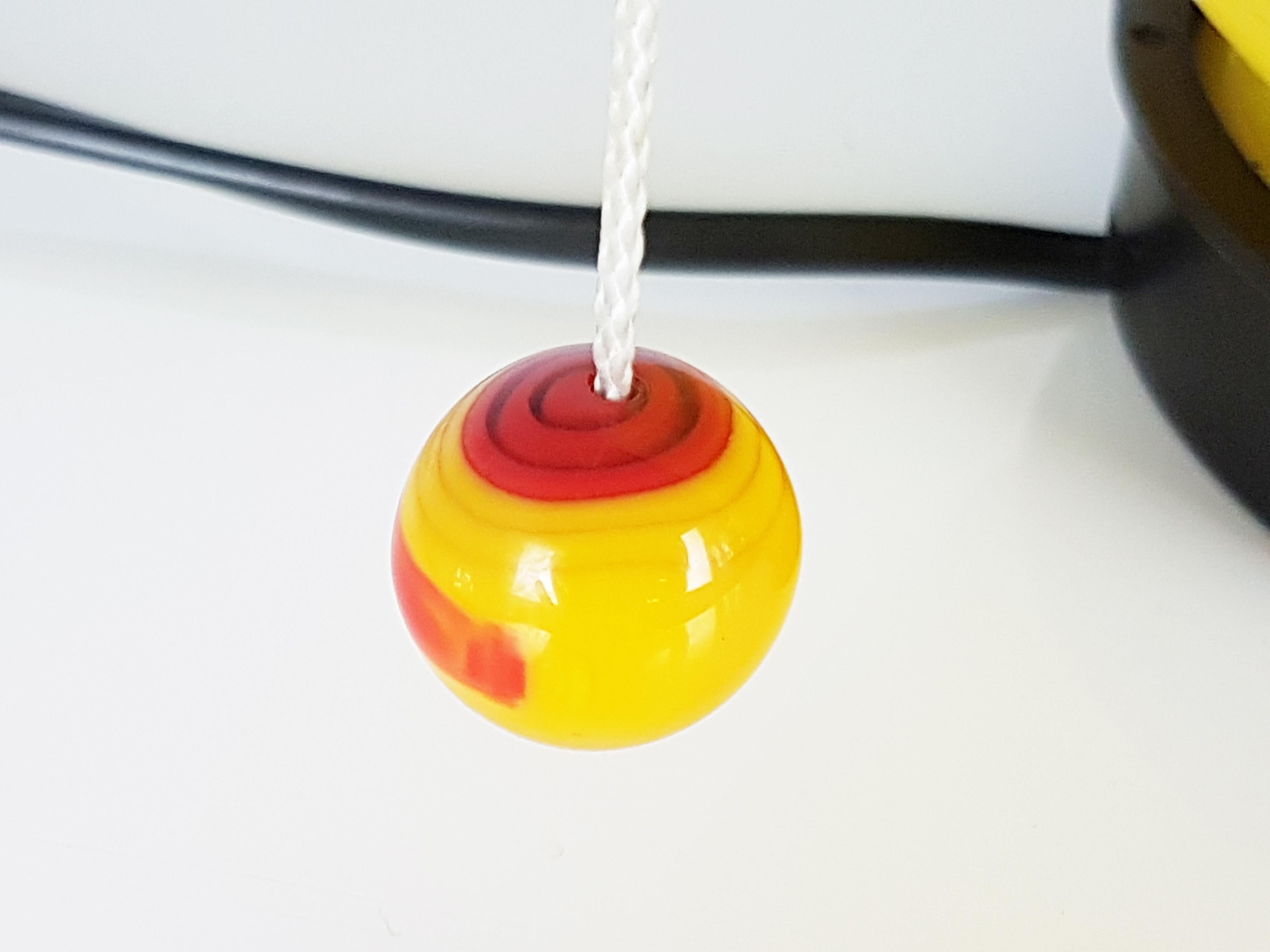 Kleine Balon-Wandleuchte aus gelbem und schwarzem Kunststoff aus den 1980er Jahren von Y. Christin für Bilumen (Italienisch) im Angebot