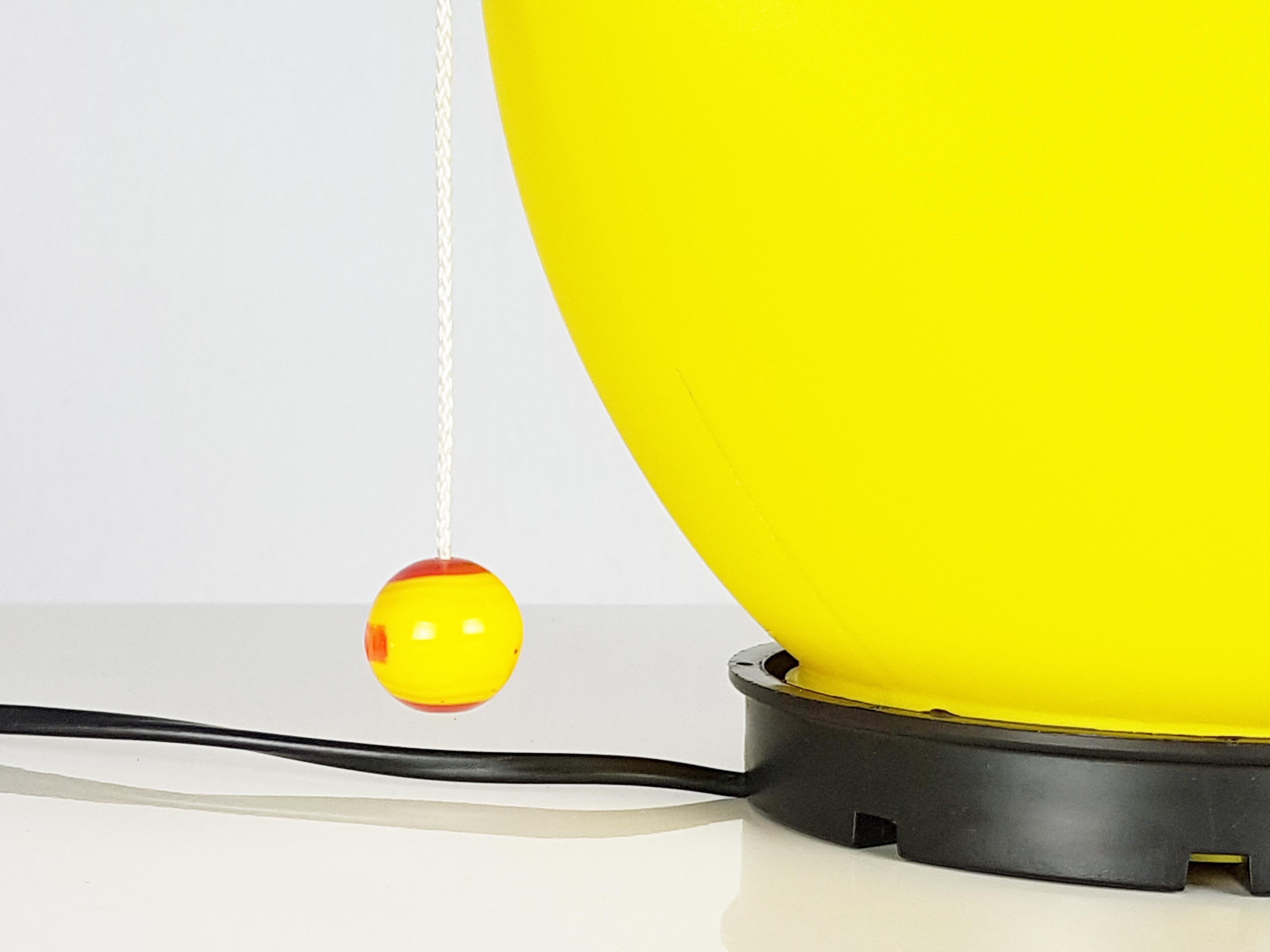 Kleine Balon-Wandleuchte aus gelbem und schwarzem Kunststoff aus den 1980er Jahren von Y. Christin für Bilumen im Zustand „Gut“ im Angebot in Varese, Lombardia