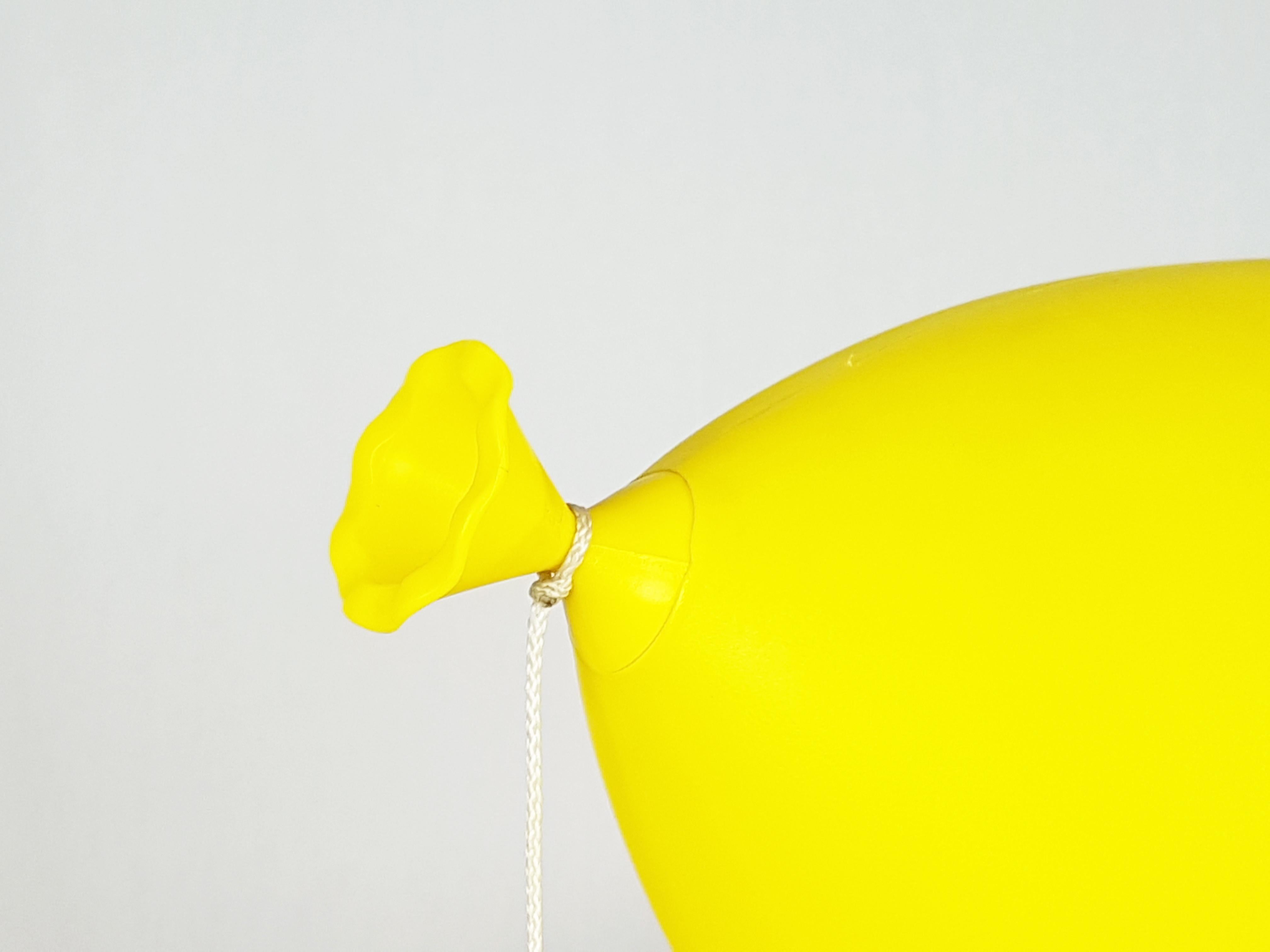 Kleine Balon-Wandleuchte aus gelbem und schwarzem Kunststoff aus den 1980er Jahren von Y. Christin für Bilumen (Ende des 20. Jahrhunderts) im Angebot