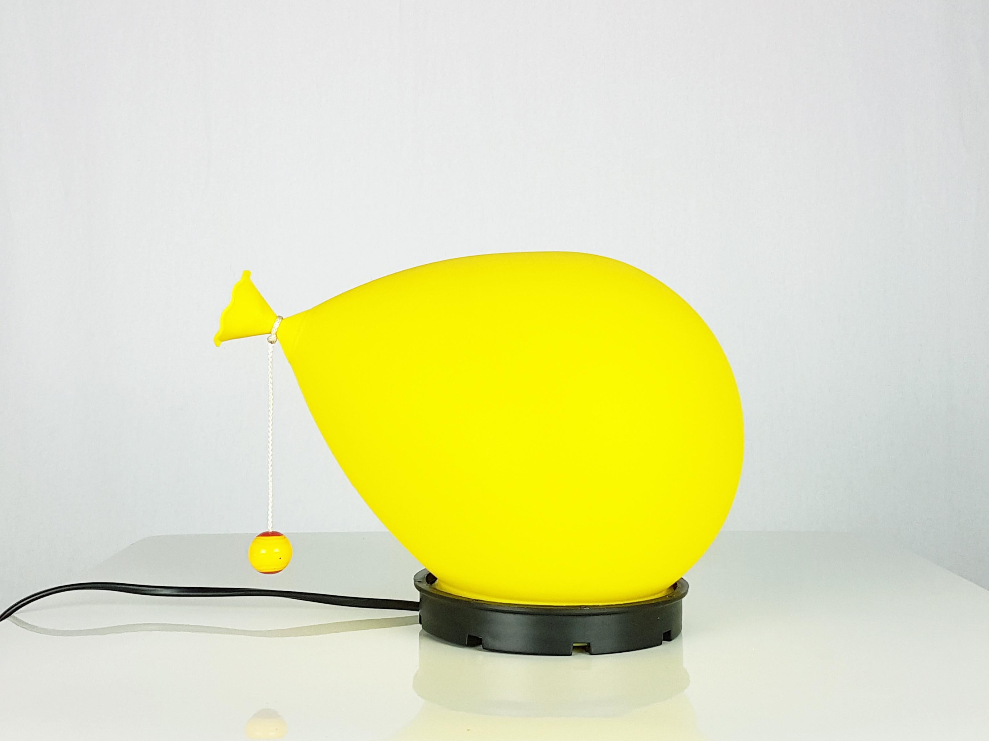 Kleine Balon-Wandleuchte aus gelbem und schwarzem Kunststoff aus den 1980er Jahren von Y. Christin für Bilumen im Angebot 1