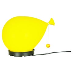 Piccola lampada da parete a baloon anni '80 in plastica gialla e nera di Y. Christin per Bilumen