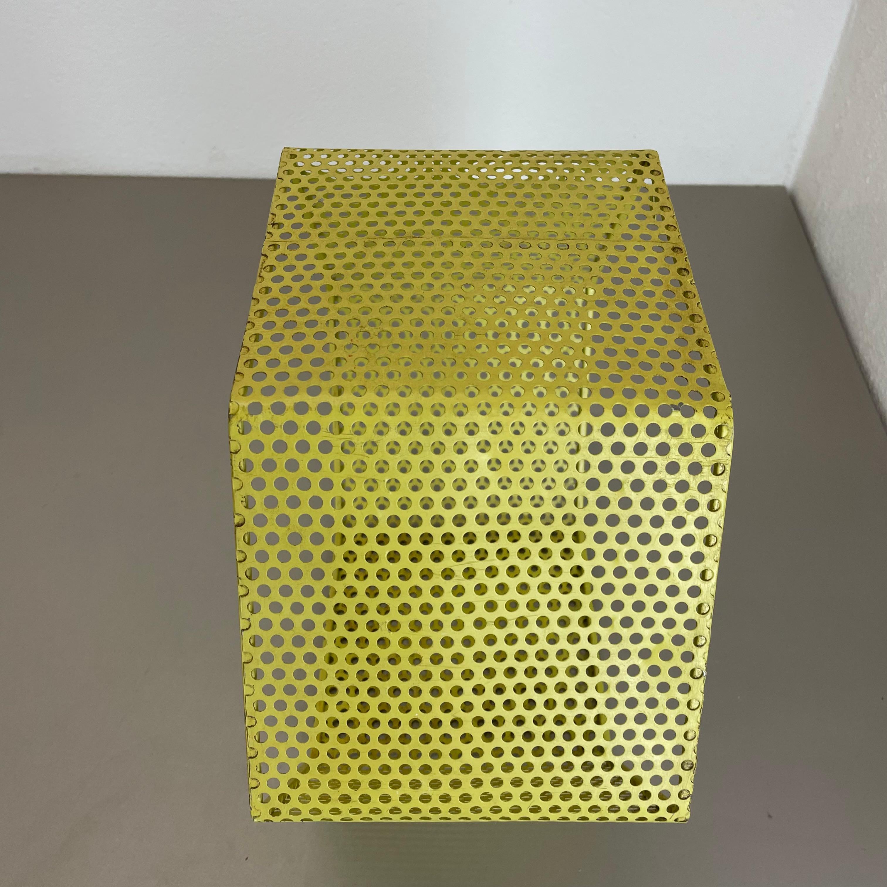 petit cube jaune en forme d'élément d'unité murale par Mathieu Matégot attribut, France 1950 en vente 7