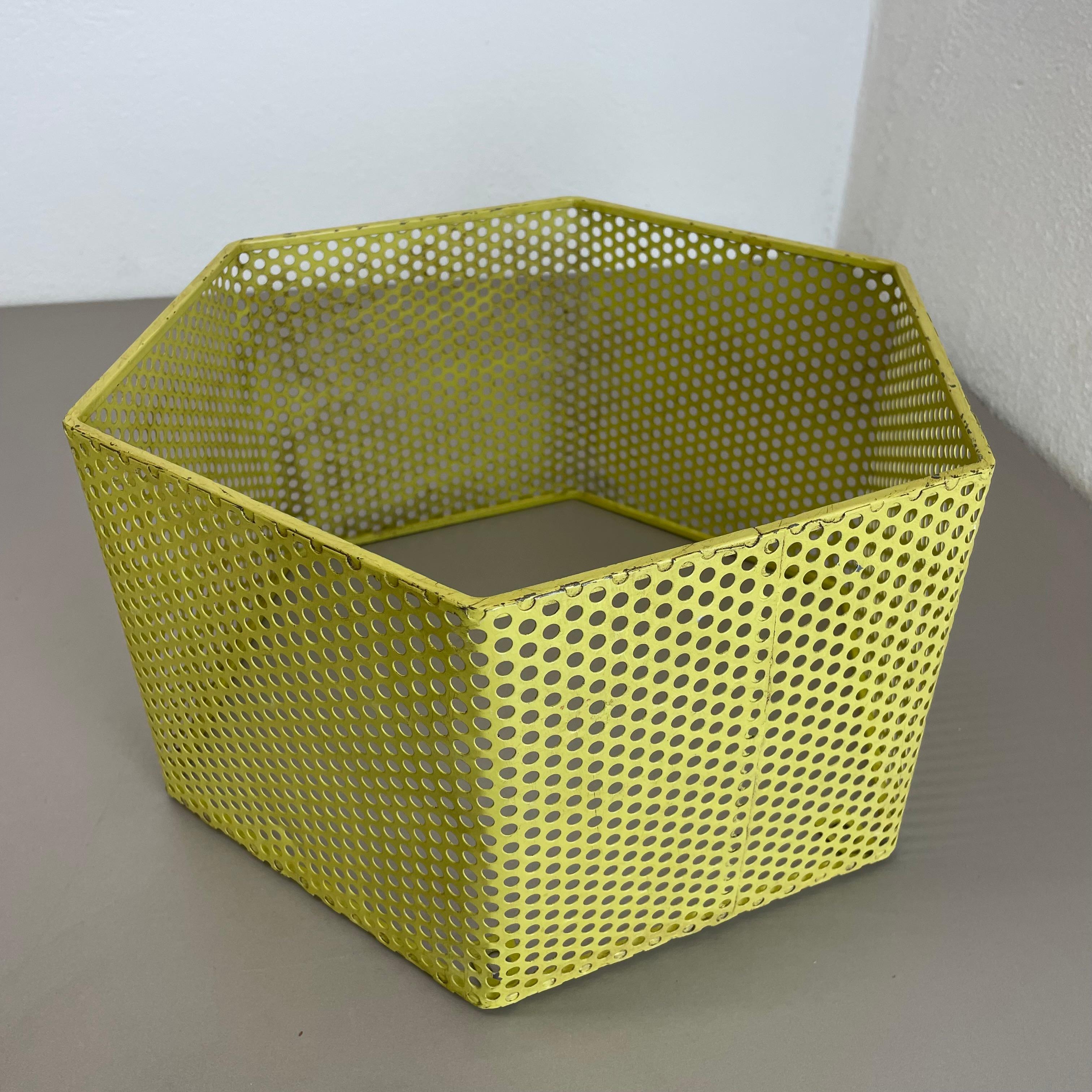 petit cube jaune en forme d'élément d'unité murale par Mathieu Matégot attribut, France 1950 en vente 11