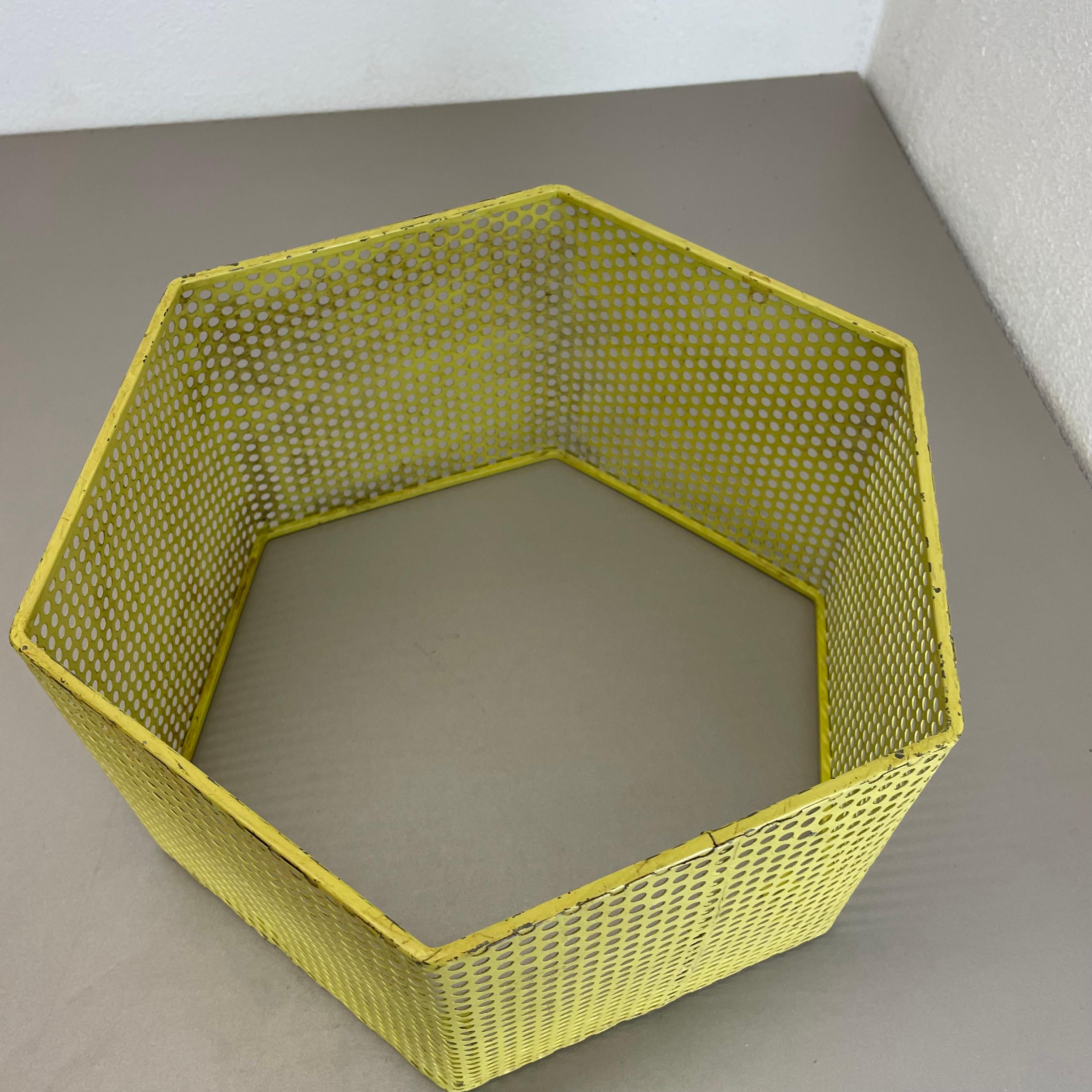 petit cube jaune en forme d'élément d'unité murale par Mathieu Matégot attribut, France 1950 en vente 12