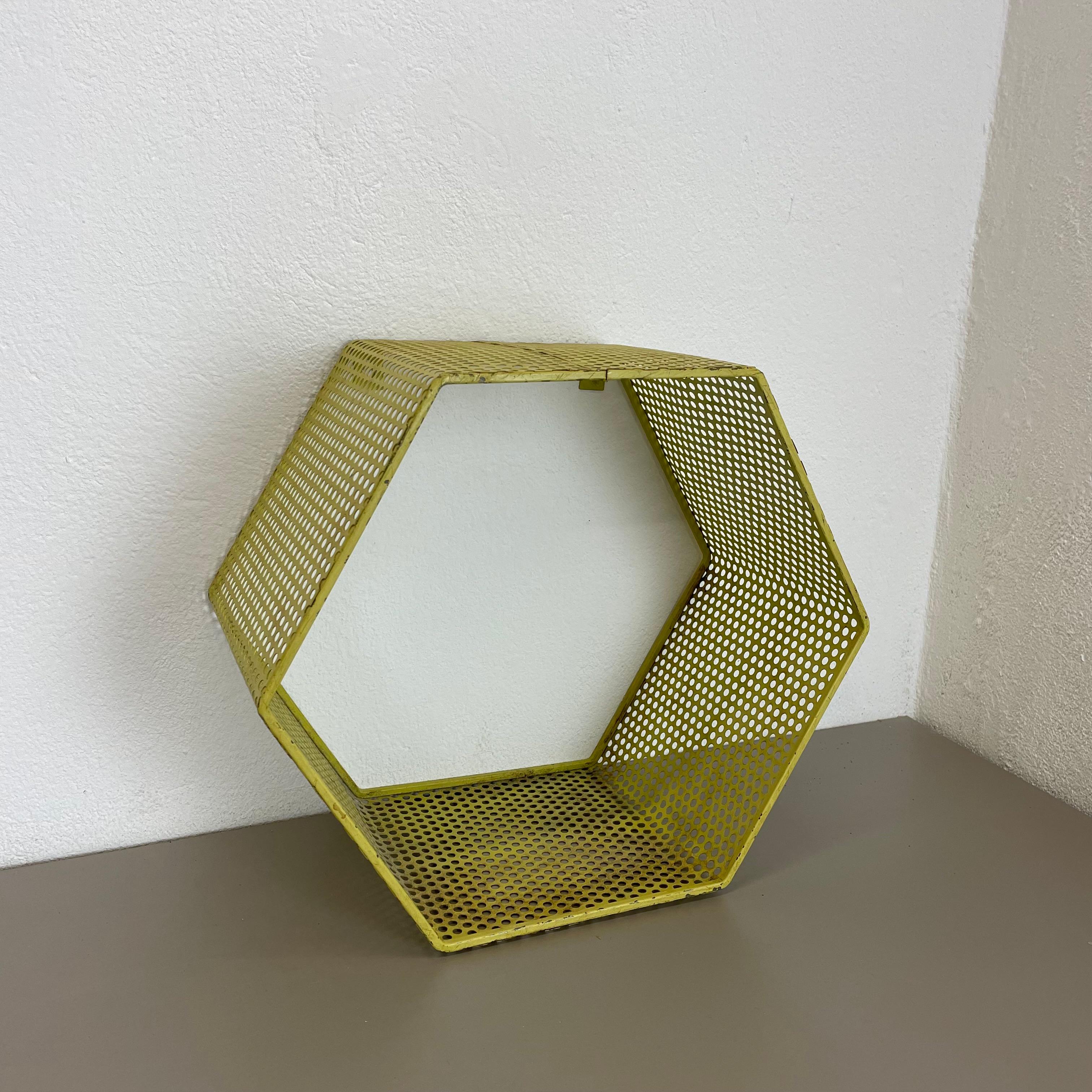 petit cube jaune en forme d'élément d'unité murale par Mathieu Matégot attribut, France 1950 en vente 13