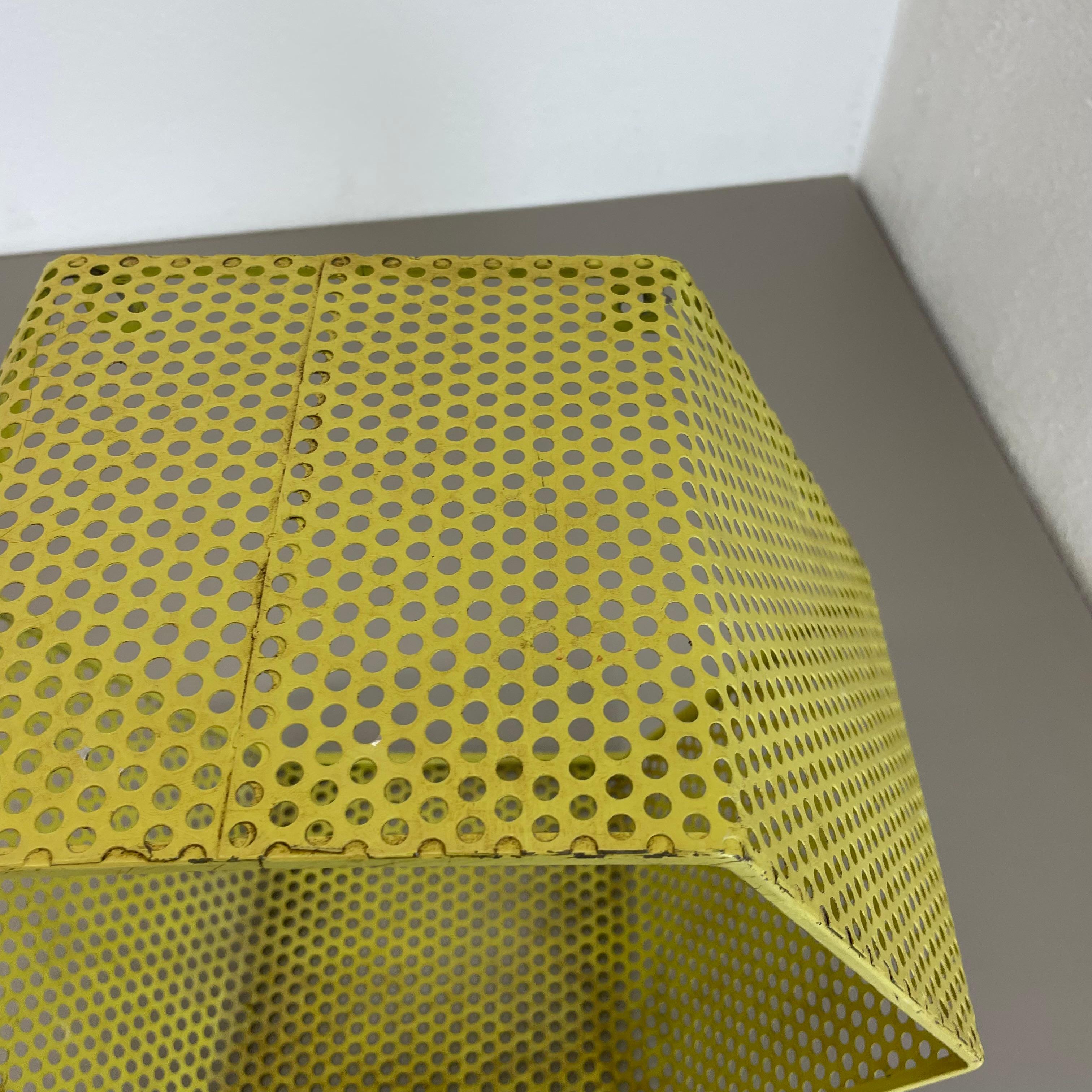 petit cube jaune en forme d'élément d'unité murale par Mathieu Matégot attribut, France 1950 État moyen - En vente à Kirchlengern, DE