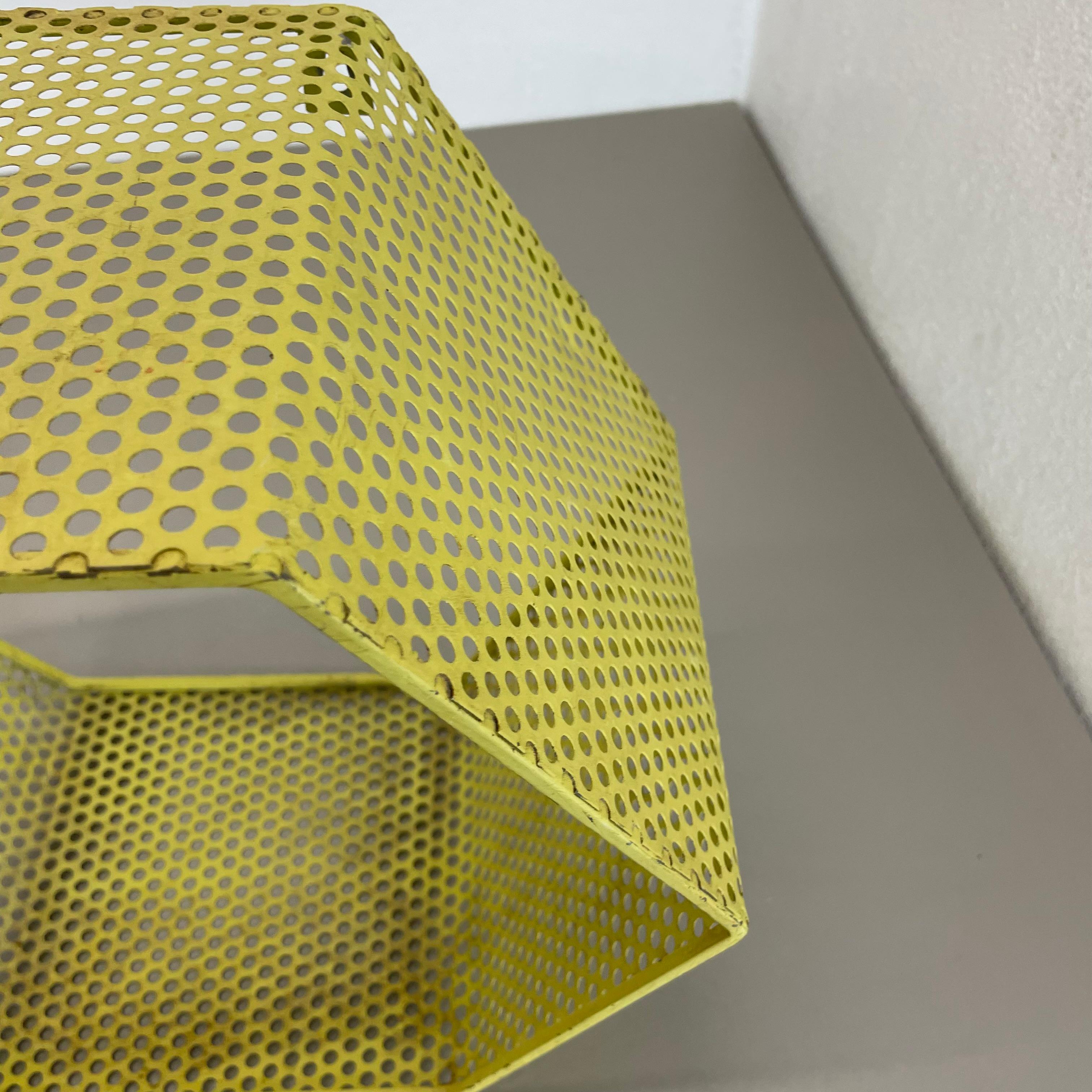20ième siècle petit cube jaune en forme d'élément d'unité murale par Mathieu Matégot attribut, France 1950 en vente