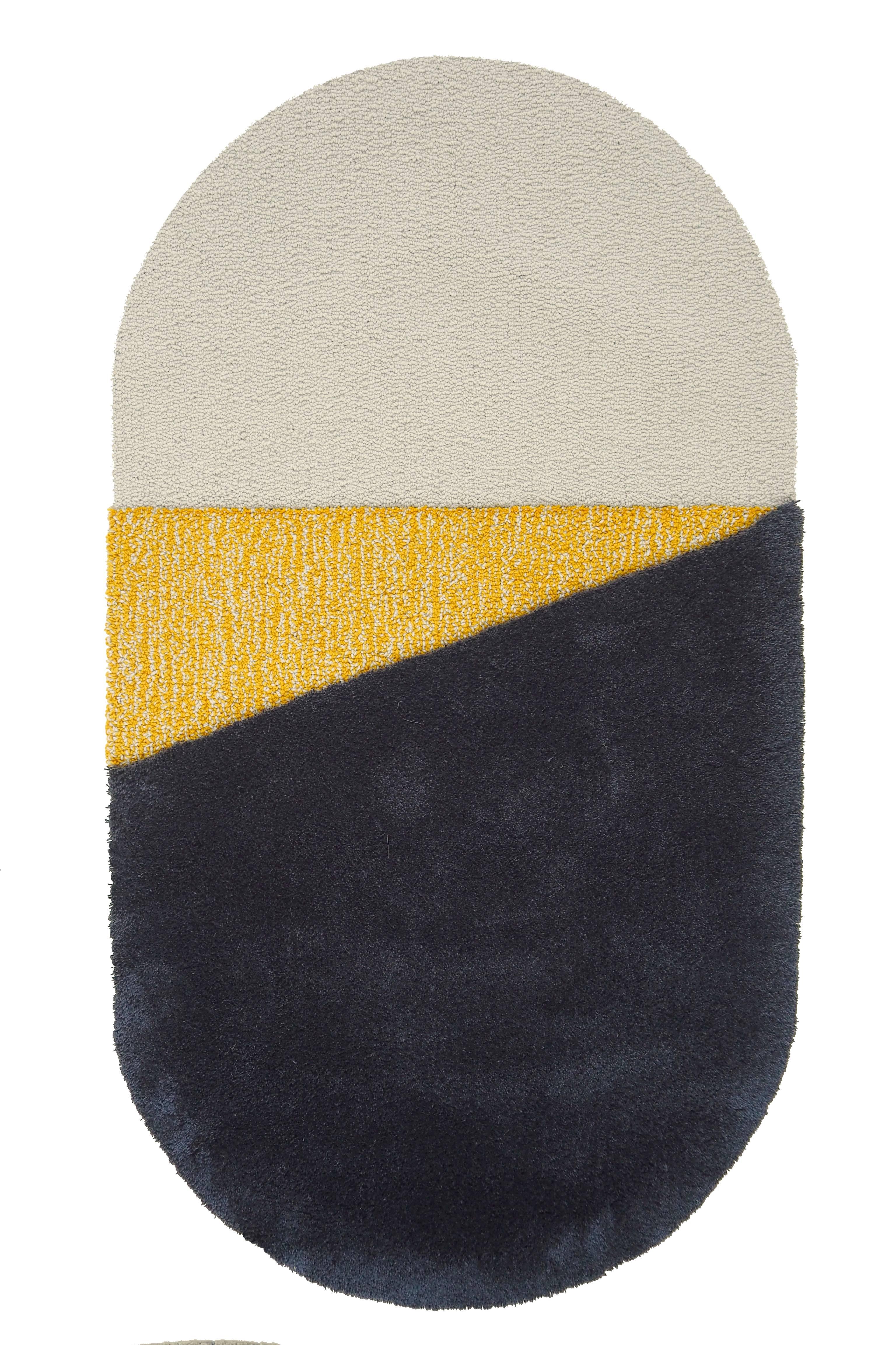 Gelber und grauer Oci-Teppich Triptychon von Seraina Lareida im Angebot 1