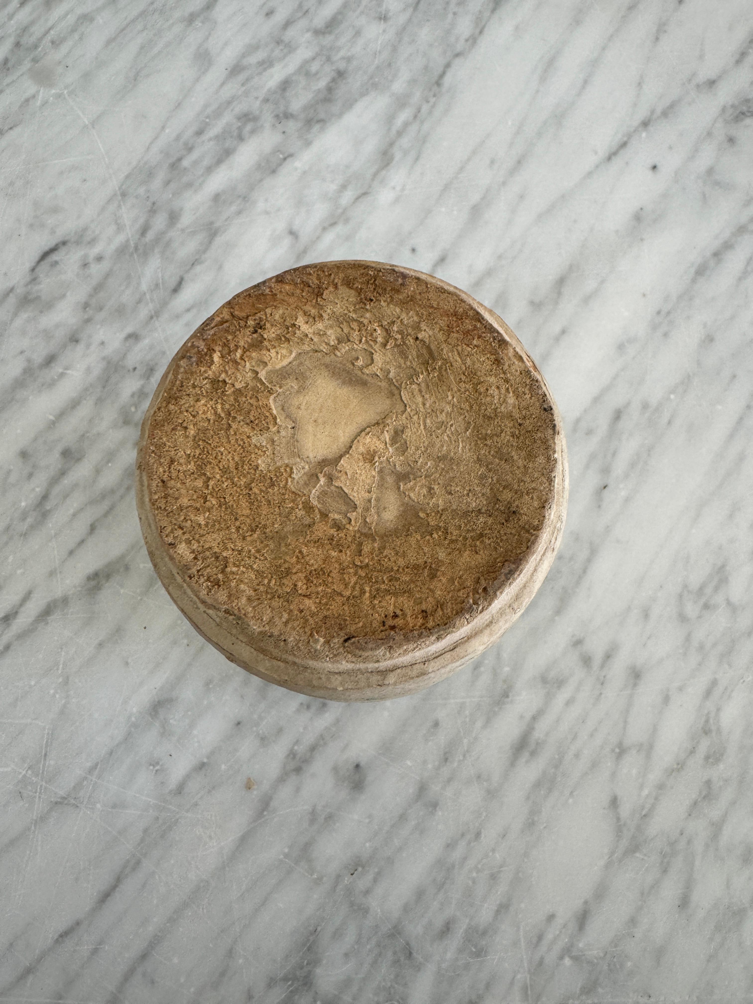Rustico Piccolo vaso da farmacia giallo dipinto a mano in vendita