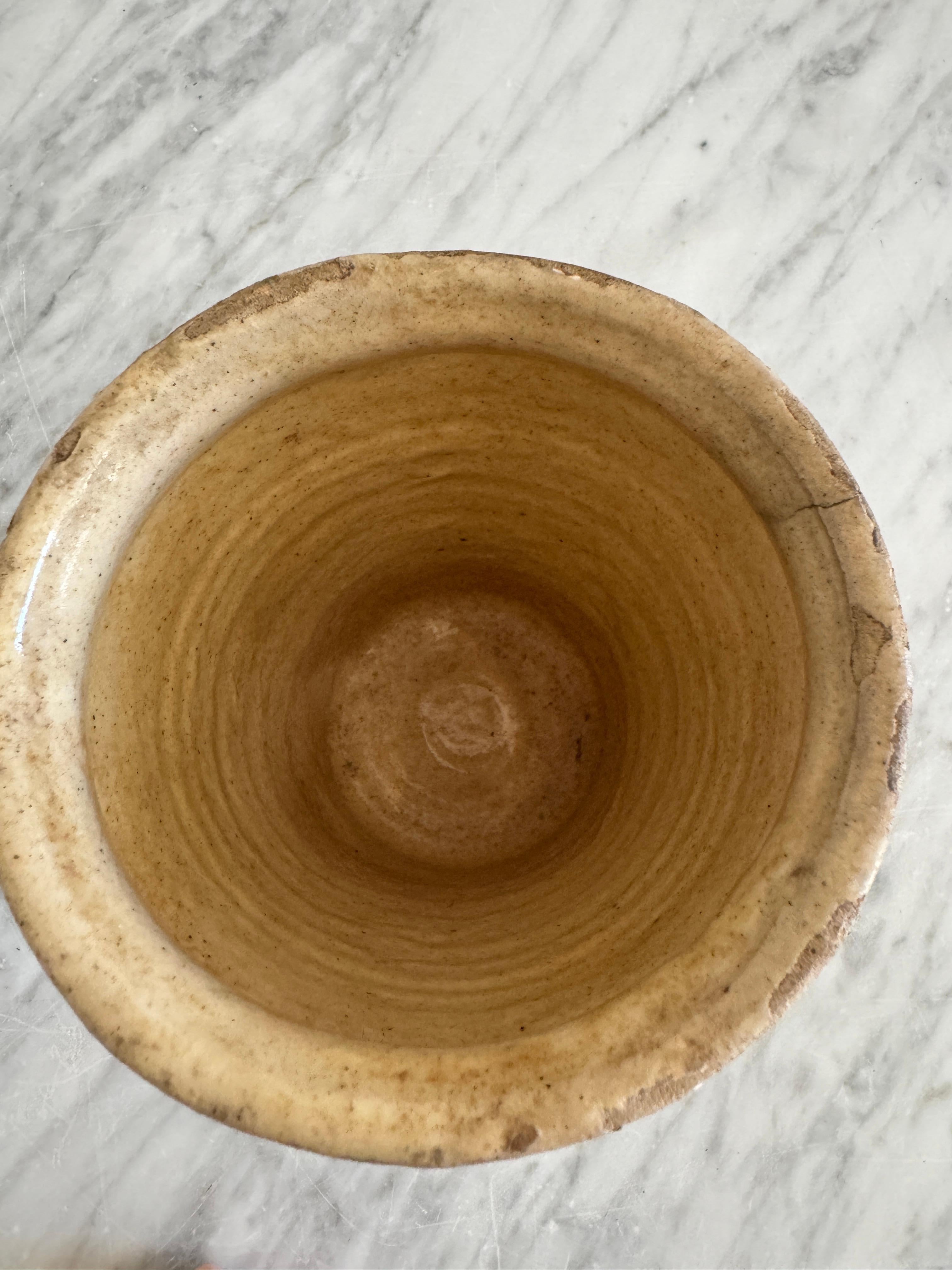 Italiano Piccolo vaso da farmacia giallo dipinto a mano in vendita