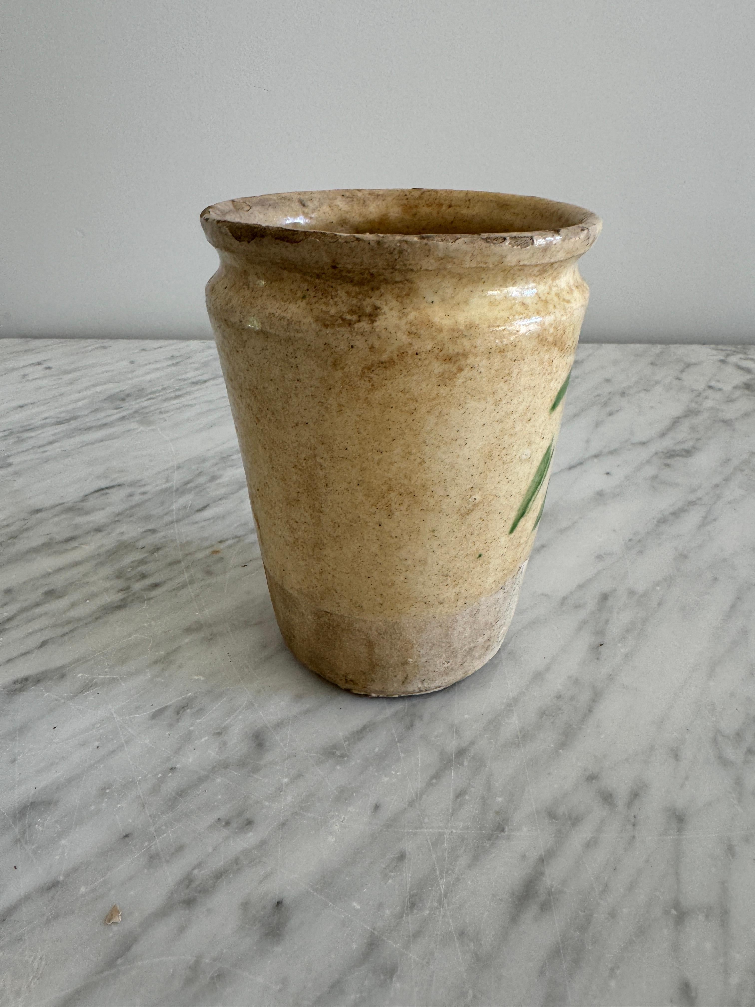 Piccolo vaso da farmacia giallo dipinto a mano in vendita 1