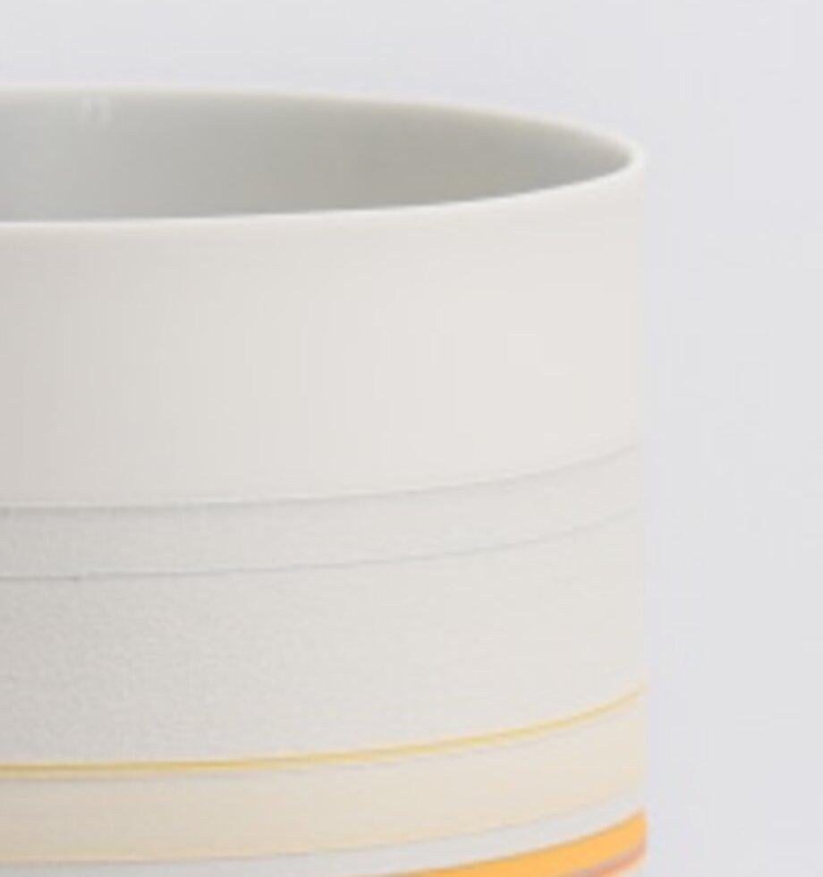 Minimalismo Piccolo vaso di porcellana giallo/arancione di Rachel Foxwell in vendita