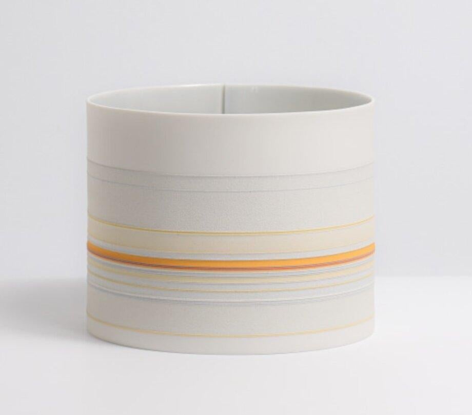 Inglese Piccolo vaso di porcellana giallo/arancione di Rachel Foxwell in vendita