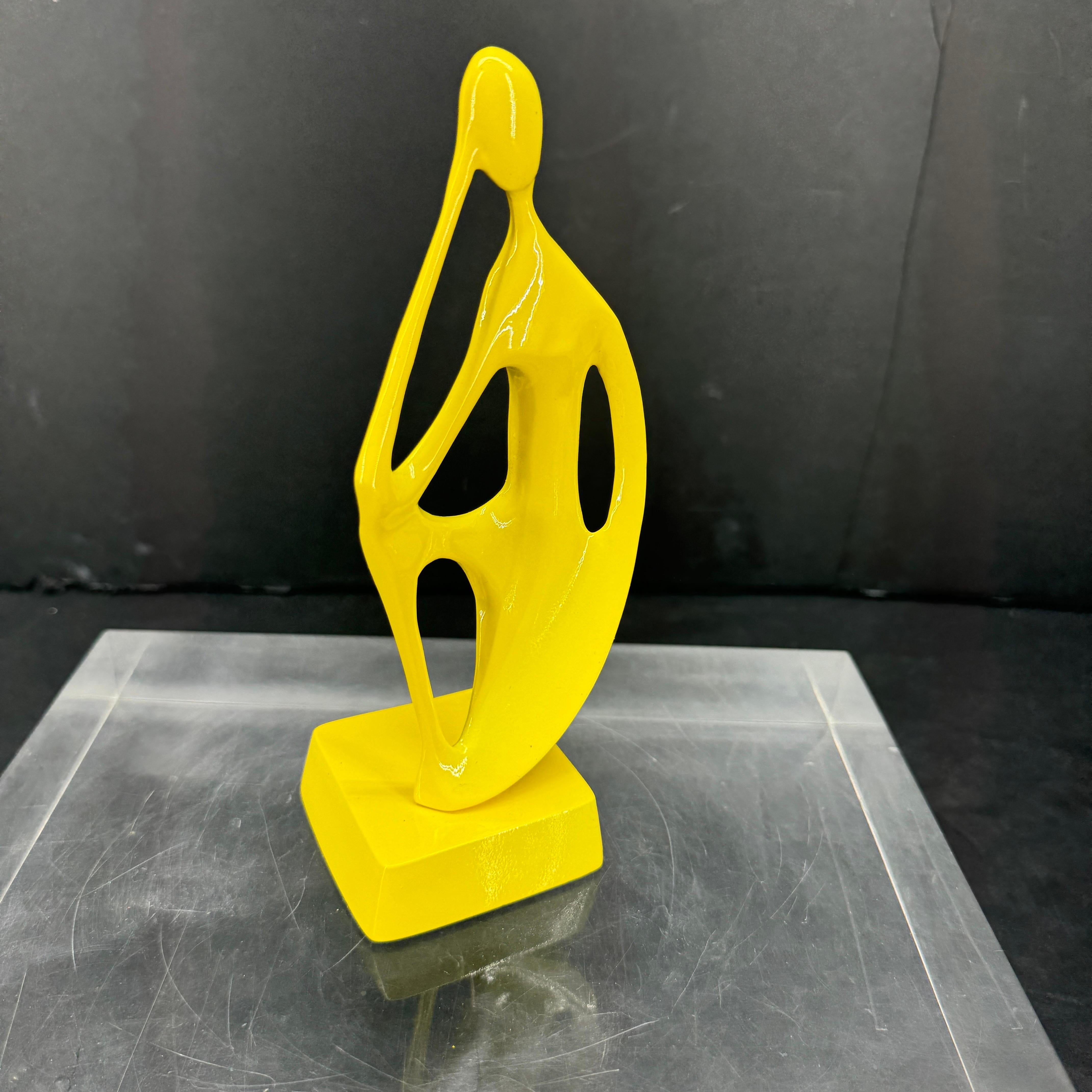 Charmante figure abstraite peinte par poudrage en jaune soleil lumineux. Absolument unique en son genre, cette sculpture mettra en valeur votre intérieur sur une bibliothèque, une table console ou une table basse. 
