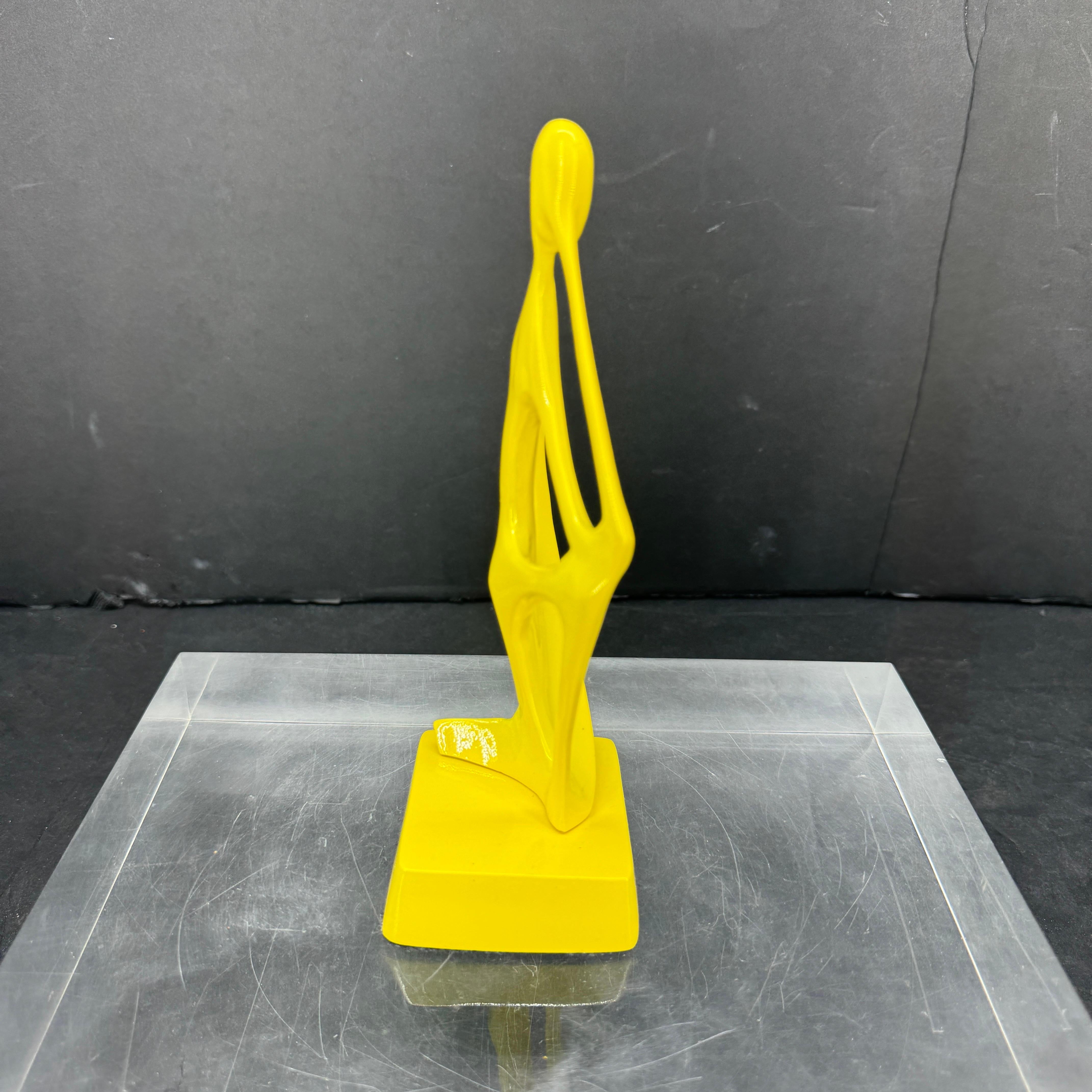 Mid-Century Modern Petite sculpture figurative abstraite enduite de jaune en vente