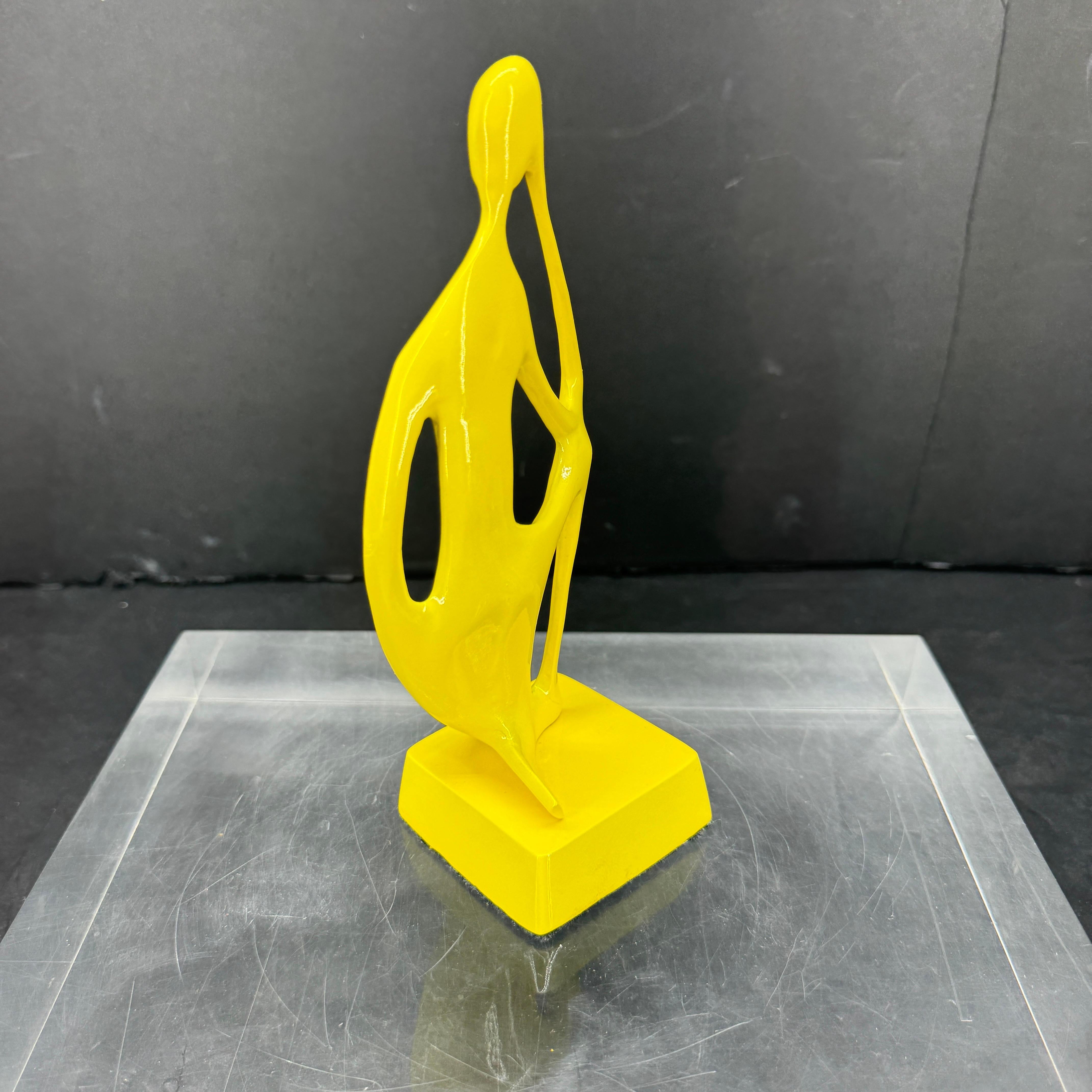Européen Petite sculpture figurative abstraite enduite de jaune en vente