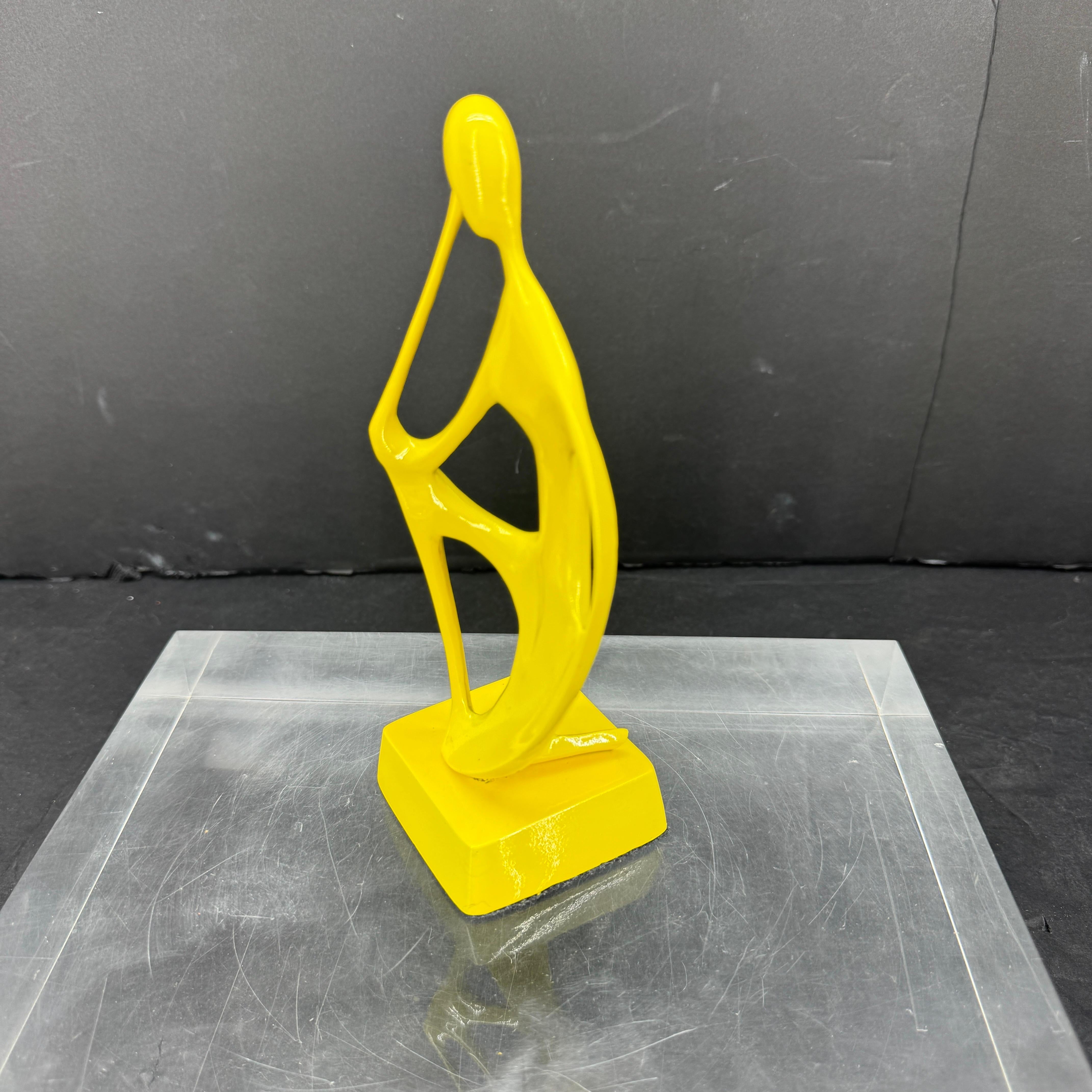 Fait main Petite sculpture figurative abstraite enduite de jaune en vente