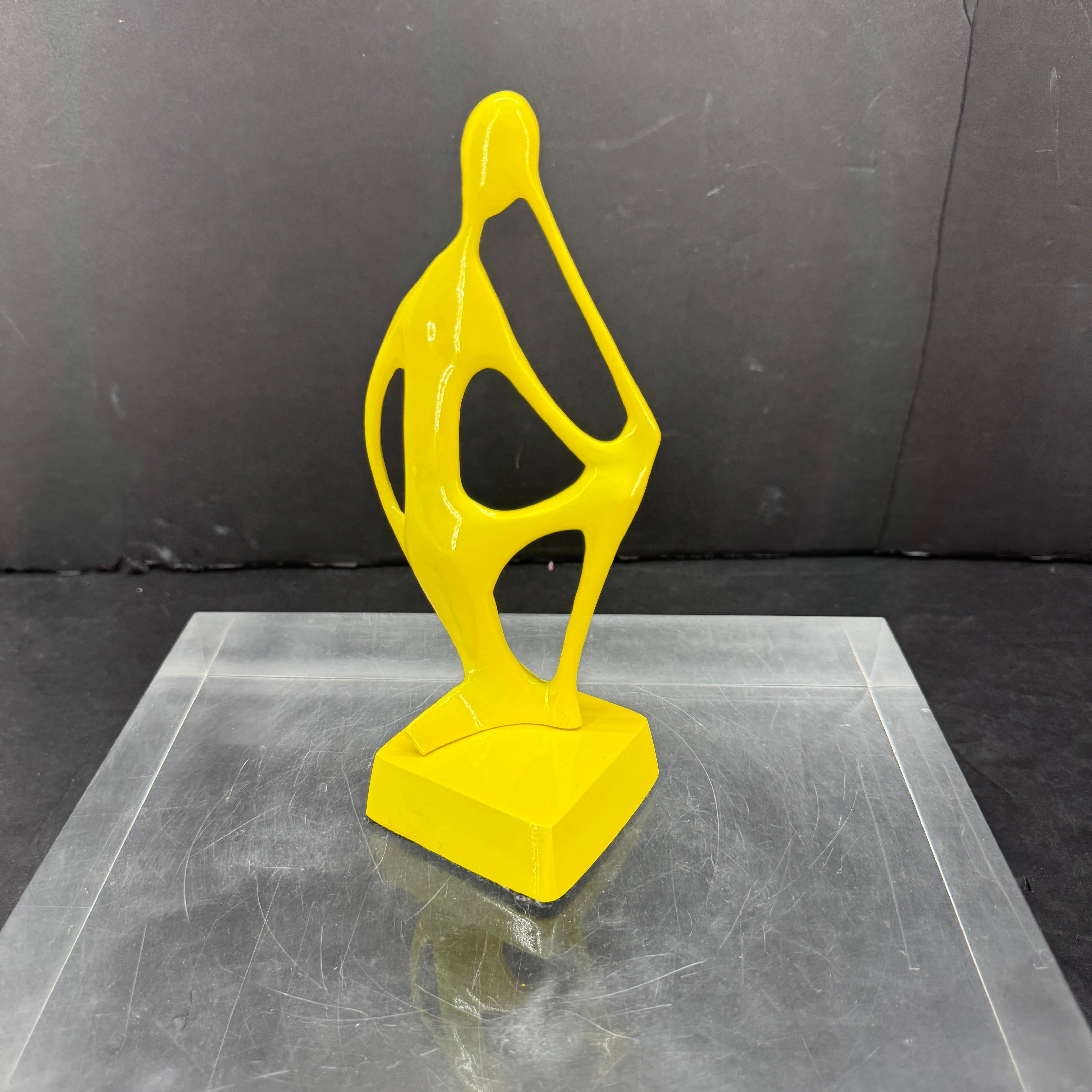 Petite sculpture figurative abstraite enduite de jaune Bon état - En vente à Haddonfield, NJ