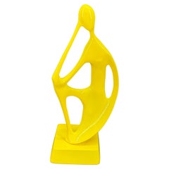 Petite sculpture figurative abstraite enduite de jaune