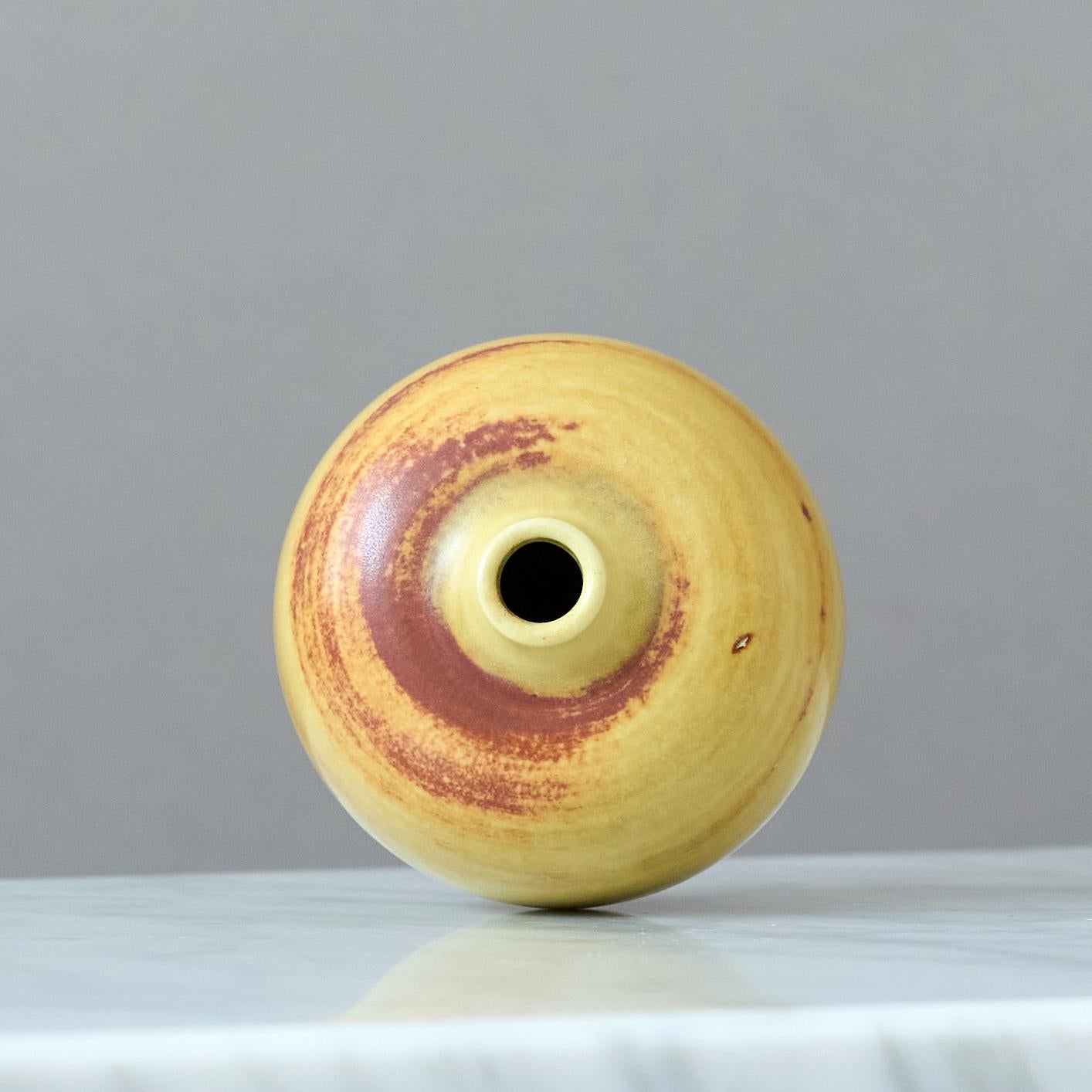 Bellissimo vaso in gres svedese Grace con un'incredibile smaltatura. 
Realizzato da Gertrud Lönegren a Rorstrand in Svezia tra il 1936 e il 1941. 

Ottime condizioni.
Impresso 
