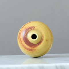 Piccolo vaso in gres giallo di Gertrud Lönegren, Rörstrand, Svezia, 1930.