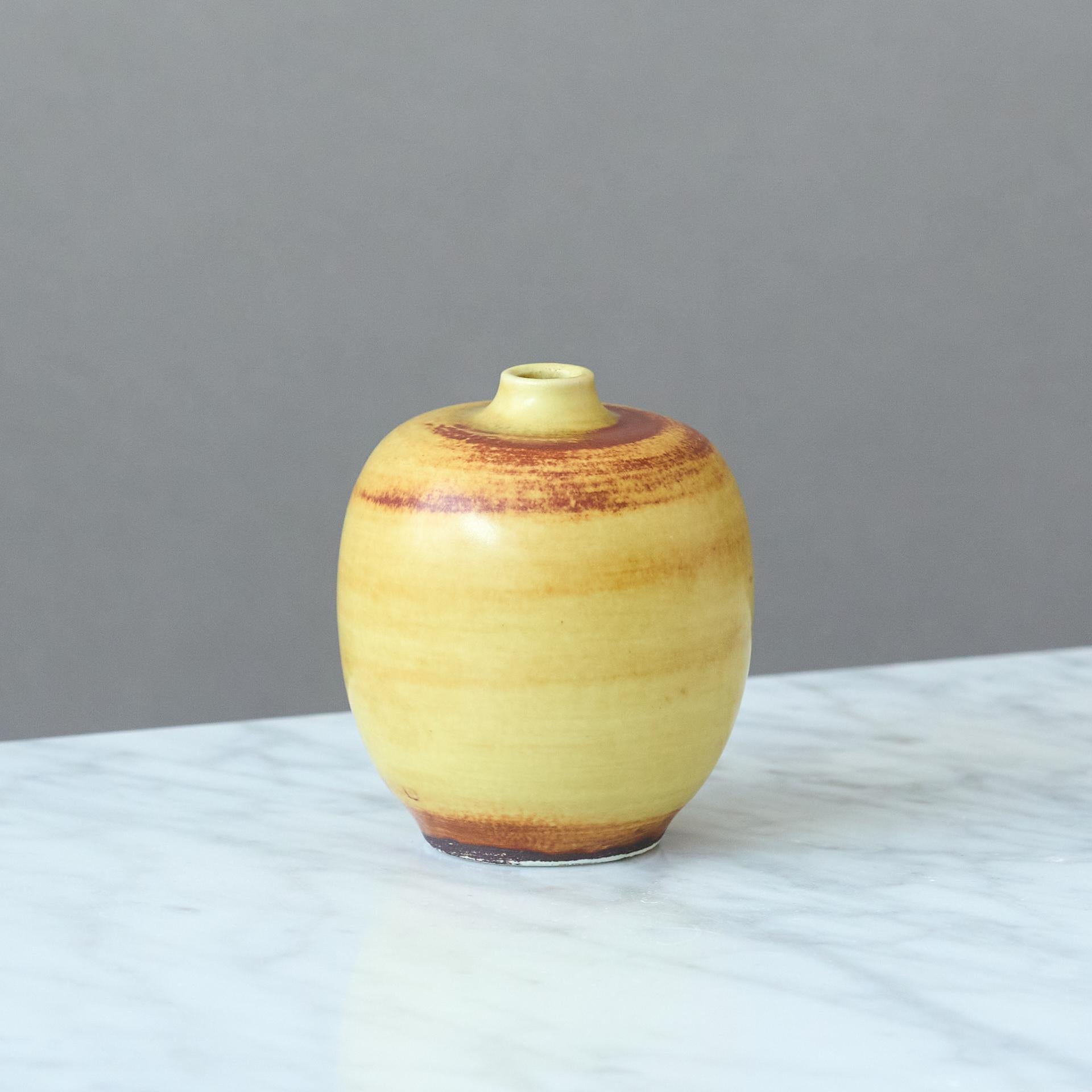 Scandinavo moderno Piccolo vaso in gres giallo di Gertrud Lönegren, Rörstrand, Svezia, 1930. in vendita