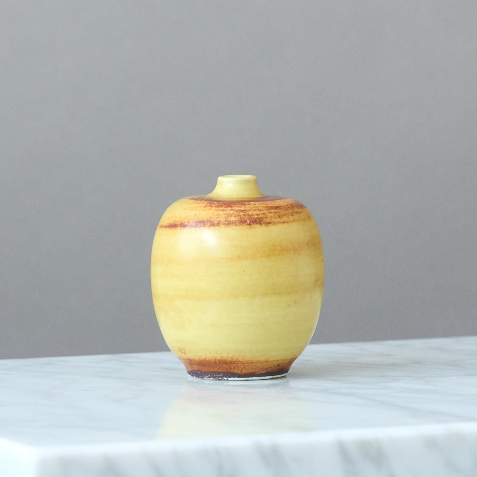 Smaltato Piccolo vaso in gres giallo di Gertrud Lönegren, Rörstrand, Svezia, 1930. in vendita