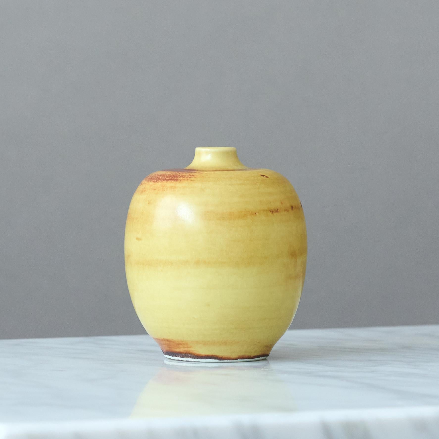 Piccolo vaso in gres giallo di Gertrud Lönegren, Rörstrand, Svezia, 1930. In condizioni buone in vendita a Malmö, SE