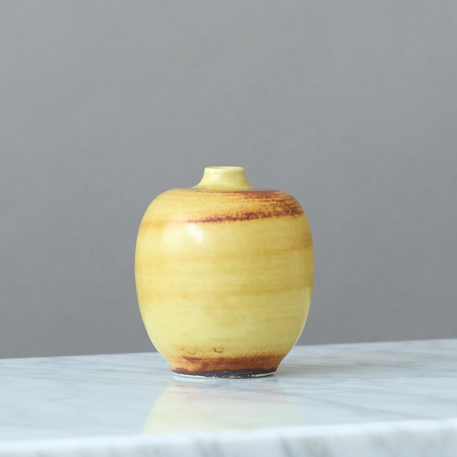 XX secolo Piccolo vaso in gres giallo di Gertrud Lönegren, Rörstrand, Svezia, 1930. in vendita