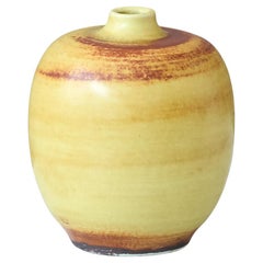 Kleine gelbe Vase aus Steingut von Gertrud Lönegren, Rörstrand, Schweden, 1930er Jahre.