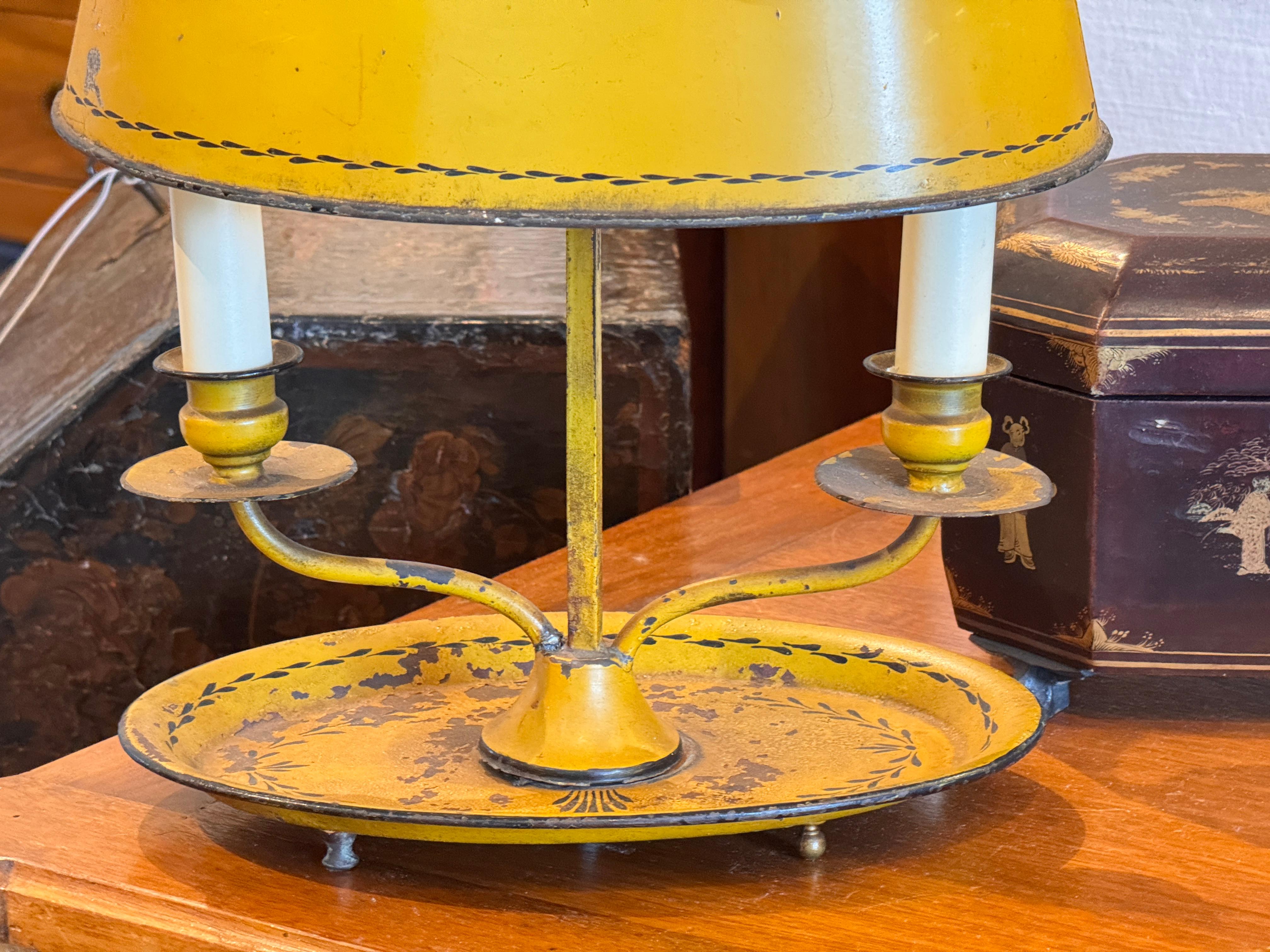 Francese Piccola lampada Bouillotte in tiglio giallo con base ovale in vendita