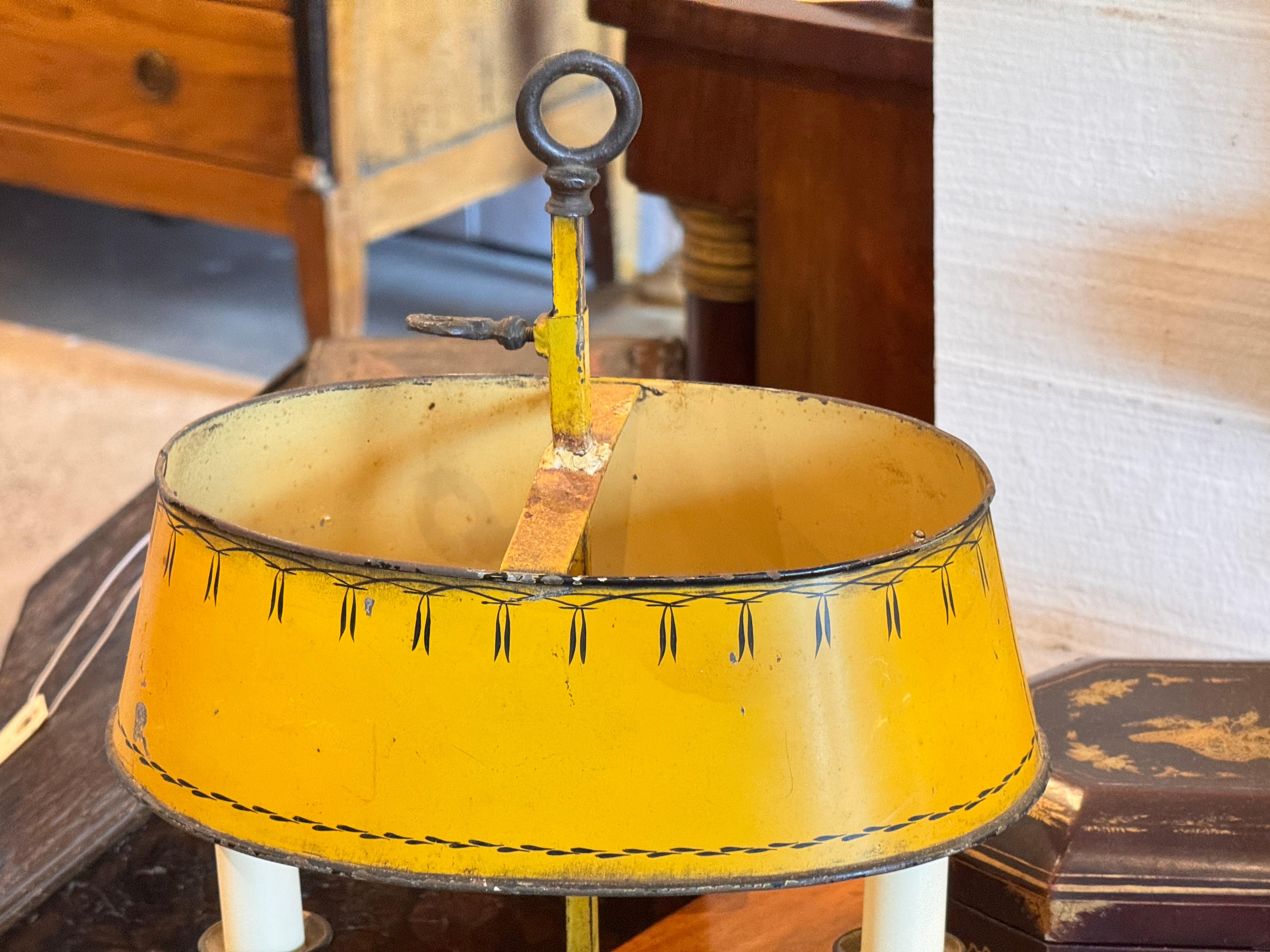 Piccola lampada Bouillotte in tiglio giallo con base ovale In condizioni buone in vendita a Charlottesville, VA
