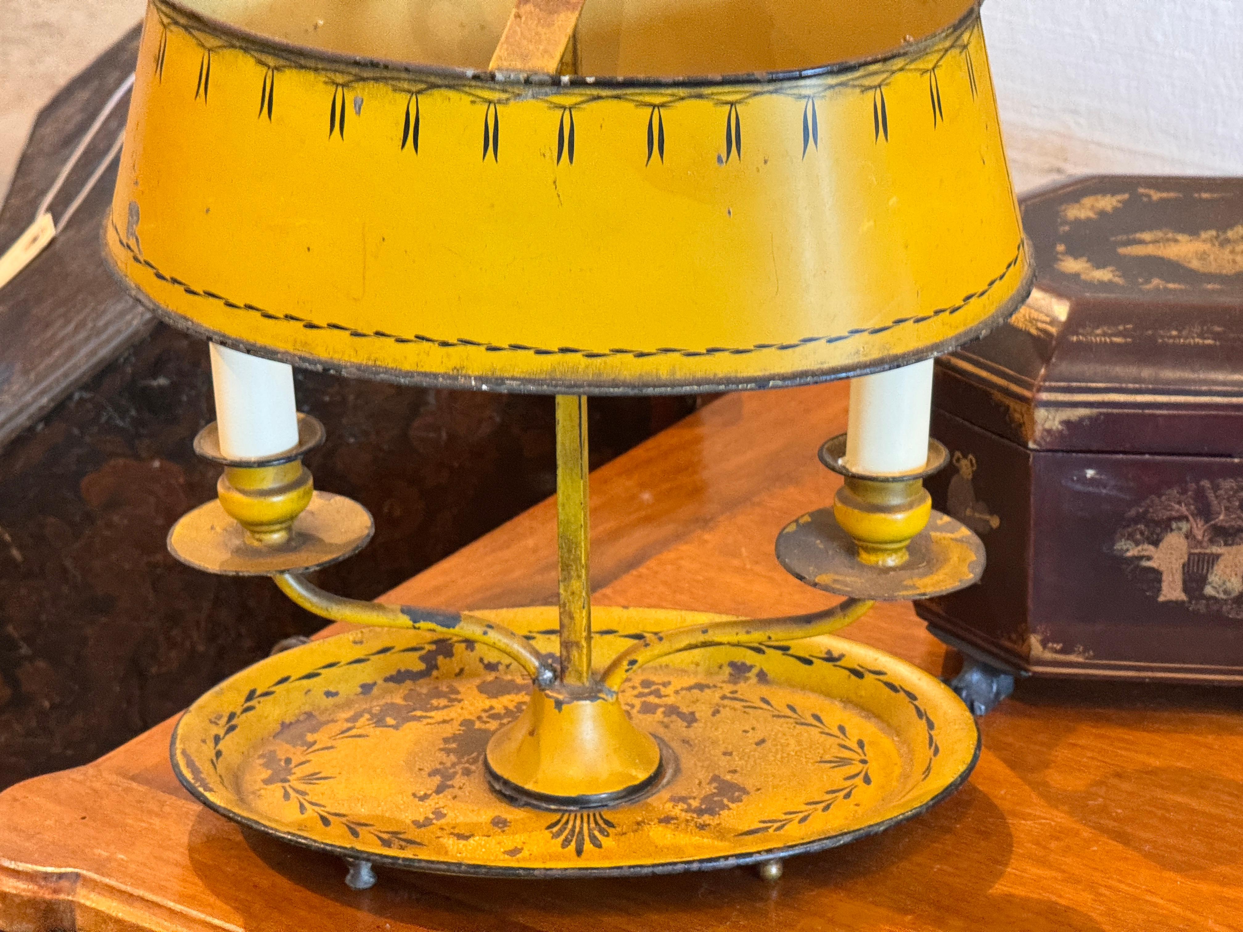 Metà XX secolo Piccola lampada Bouillotte in tiglio giallo con base ovale in vendita