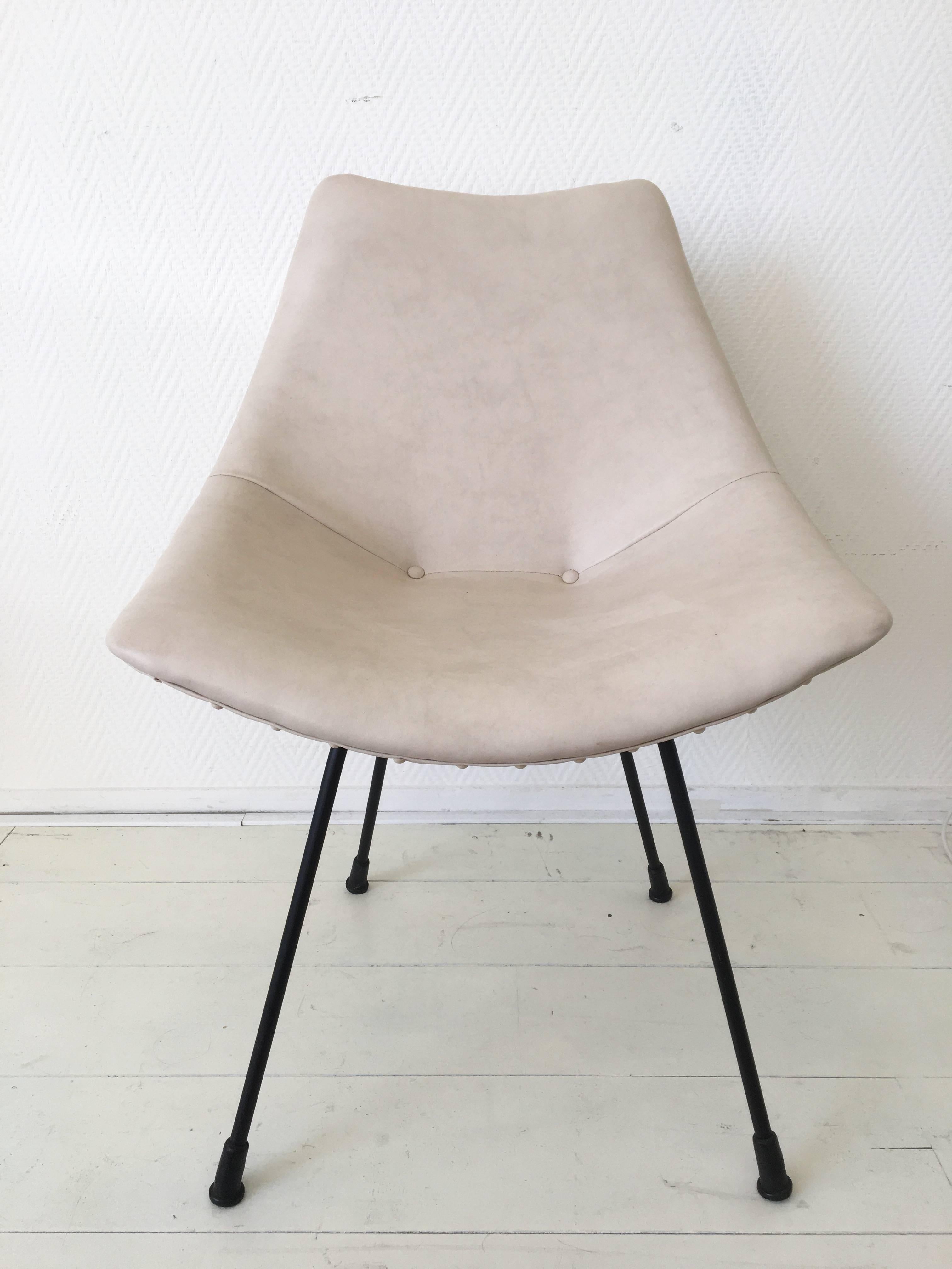 Cette jolie petite chaise ressemble beaucoup aux chaises de Pierre Gauriche. Il présente une base en métal noir avec des pieds en caoutchouc et une très belle forme d'assise en faux cuir de couleur blanc cassé, légèrement marbré de gris. La chaise