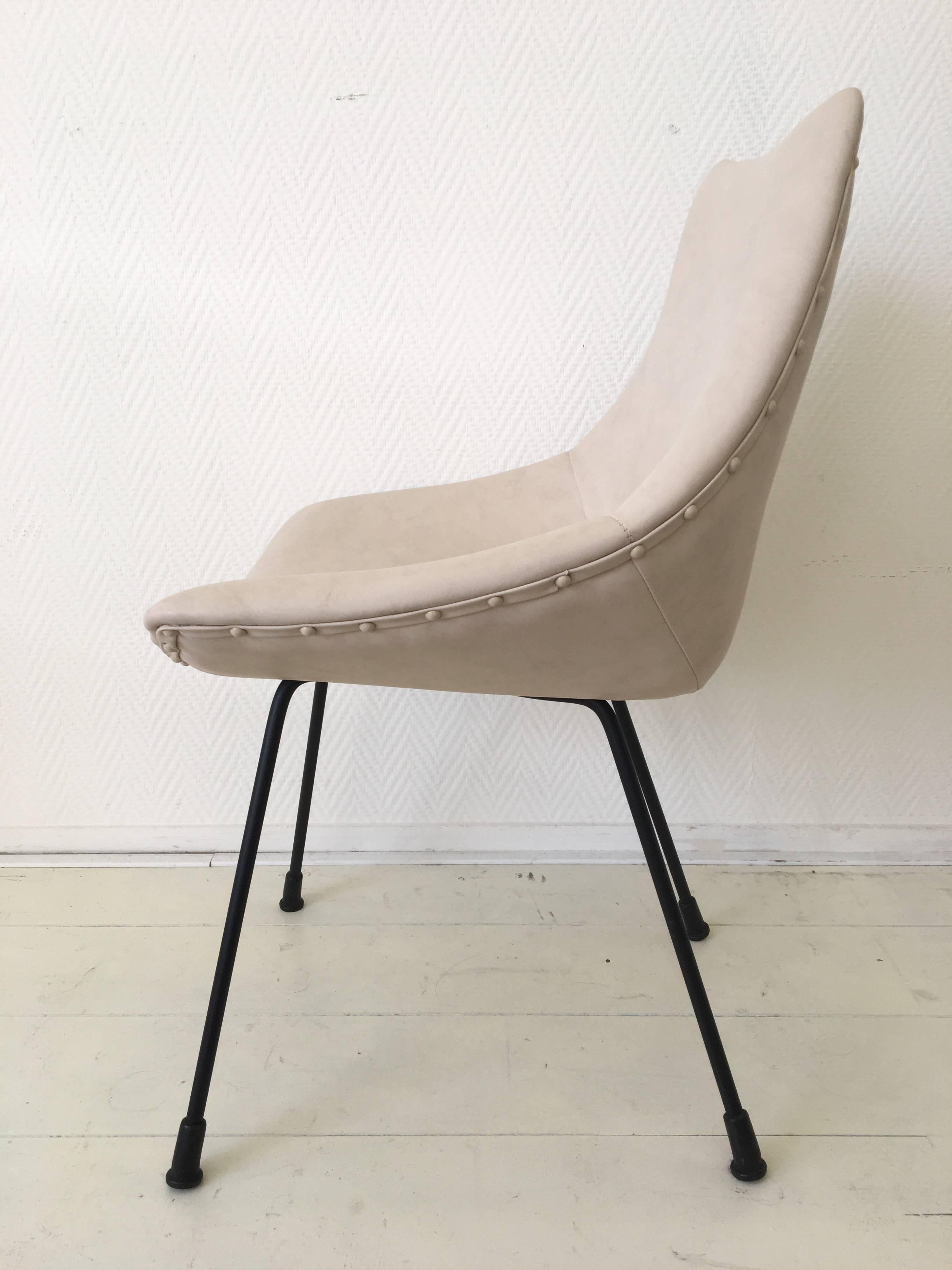 Macédonien Petite chaise Zakonom Zasticeno en similicuir blanc, années 1960
