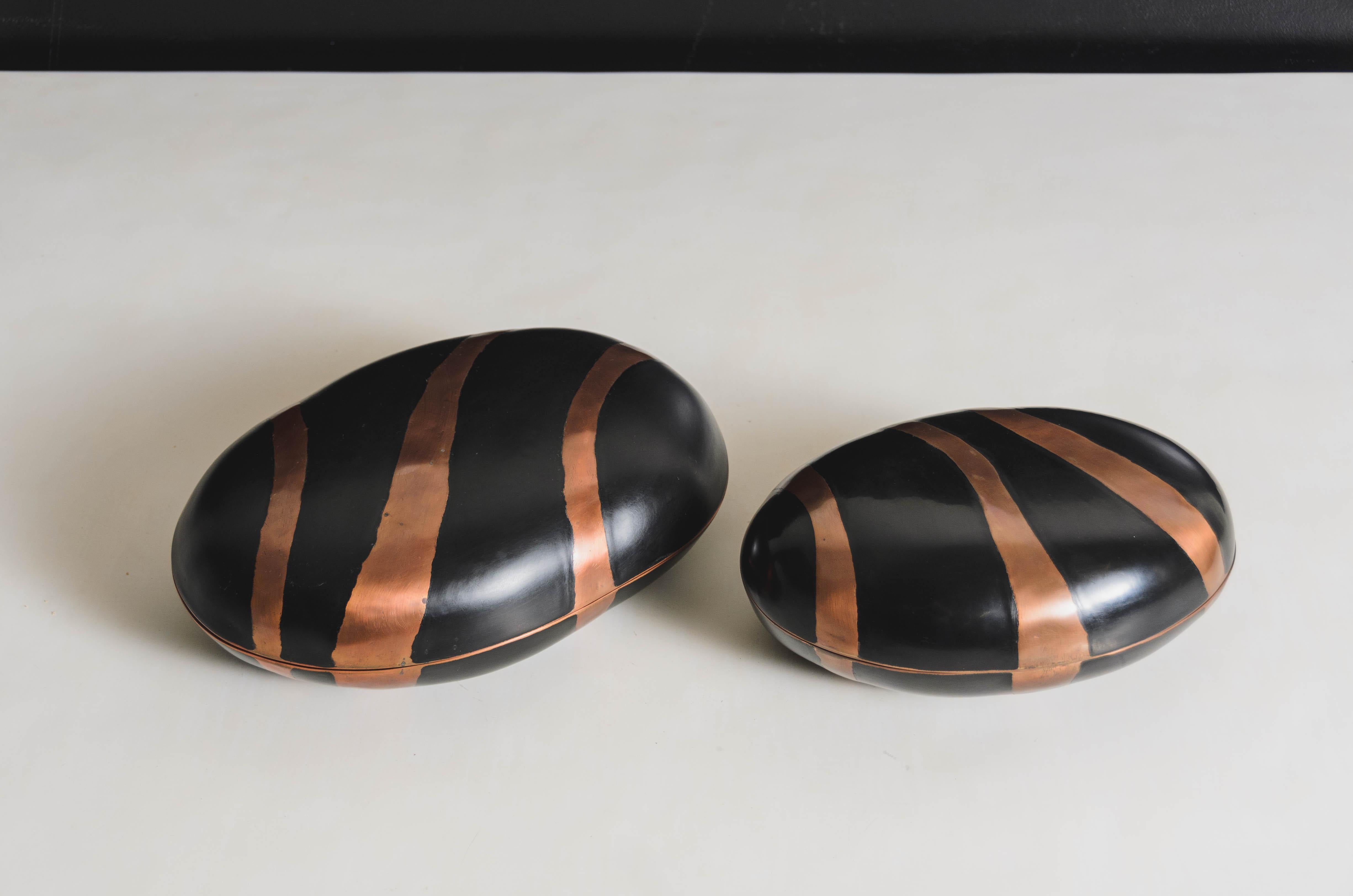 Small Zebra Box in Black Lacquer and Copper by Robert Kuo, Hand Repoussé For Sale 1