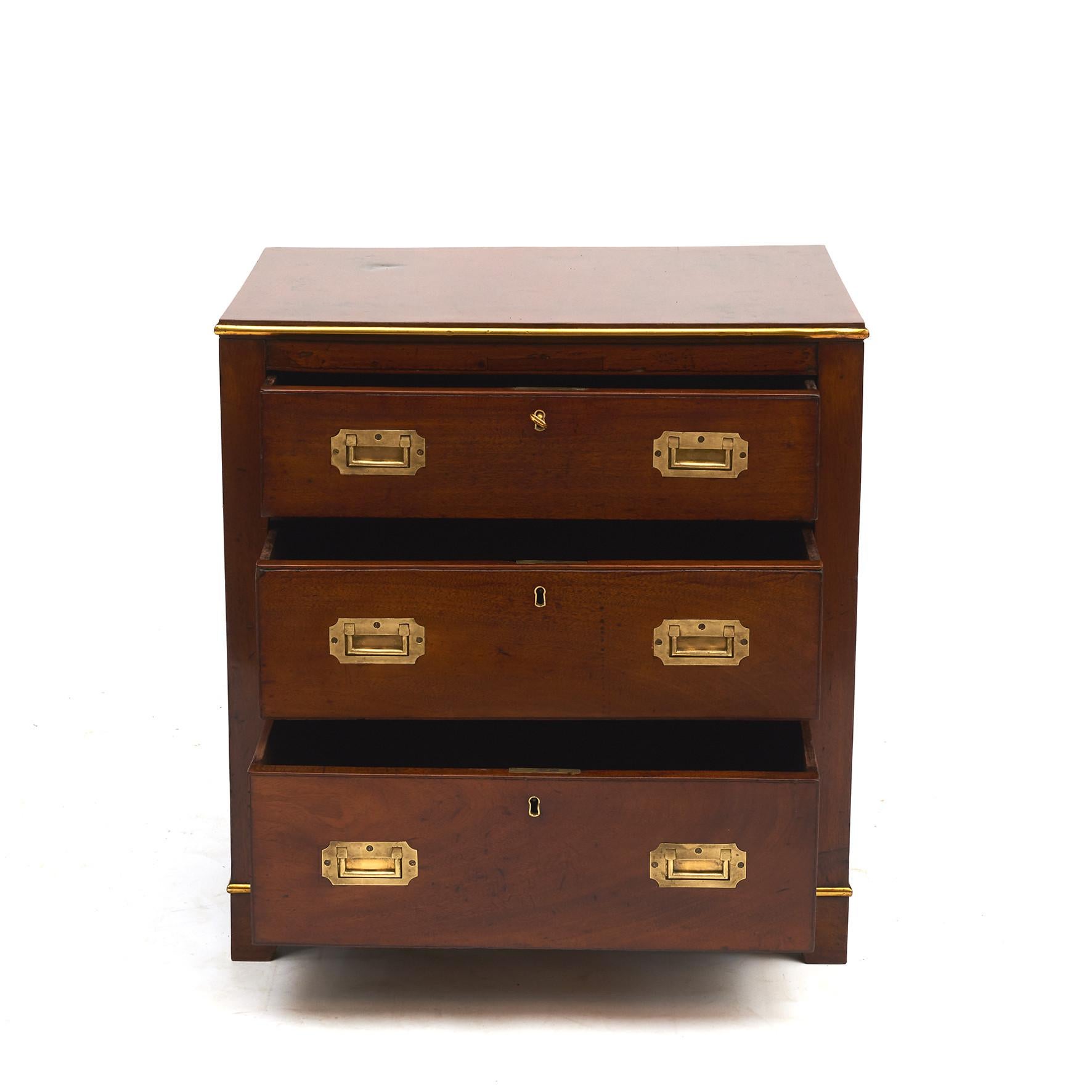 Smaller Military Campaign chest of drawers (rare in this size) crafted in solid mahogany.
Top and bottom finished with a brass trim. Brass carrying handles to the sides and inset brass military drawer handles.
England, circa 1880.
French