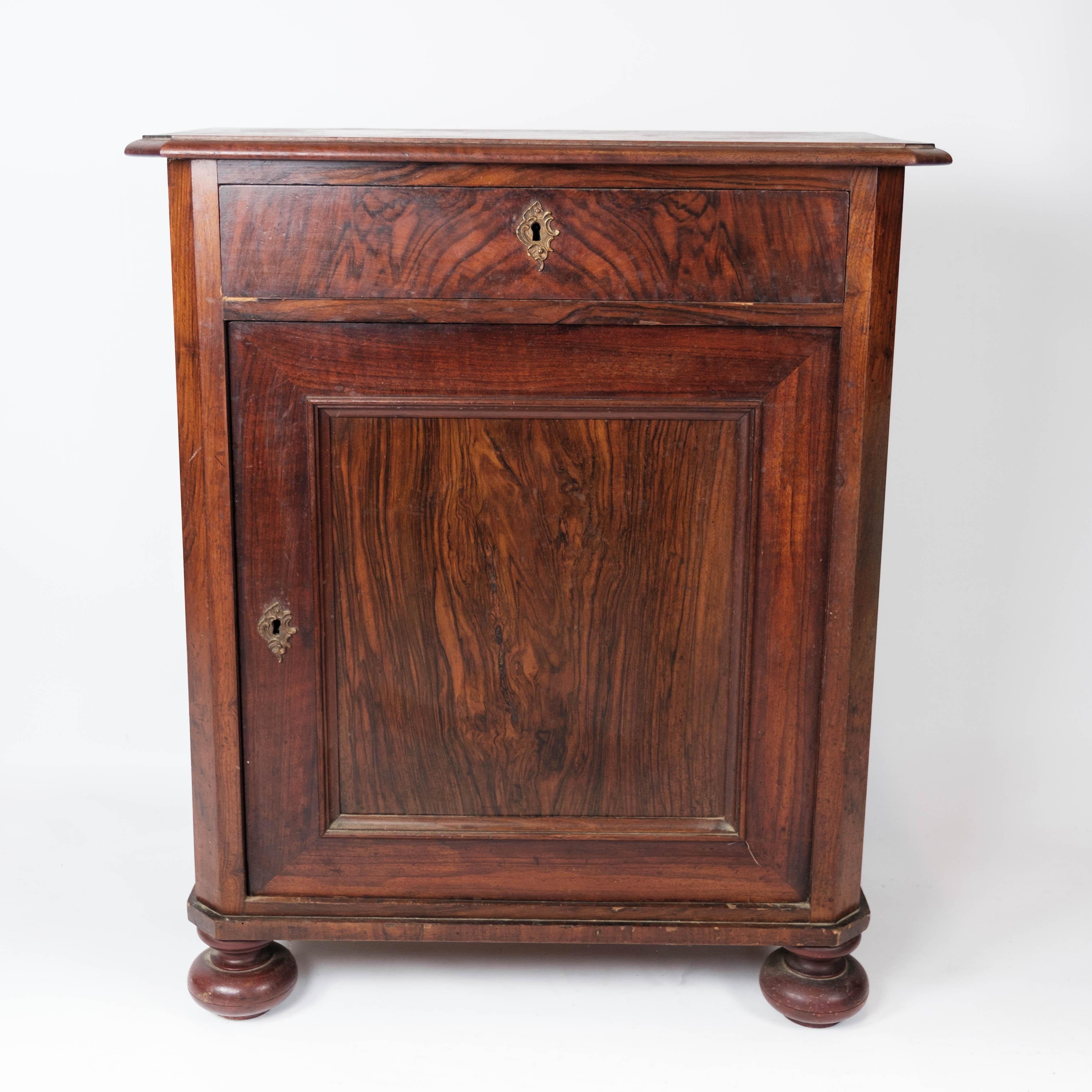 Smaller cabinet of mahogany in great antique condition, from the 1860s.