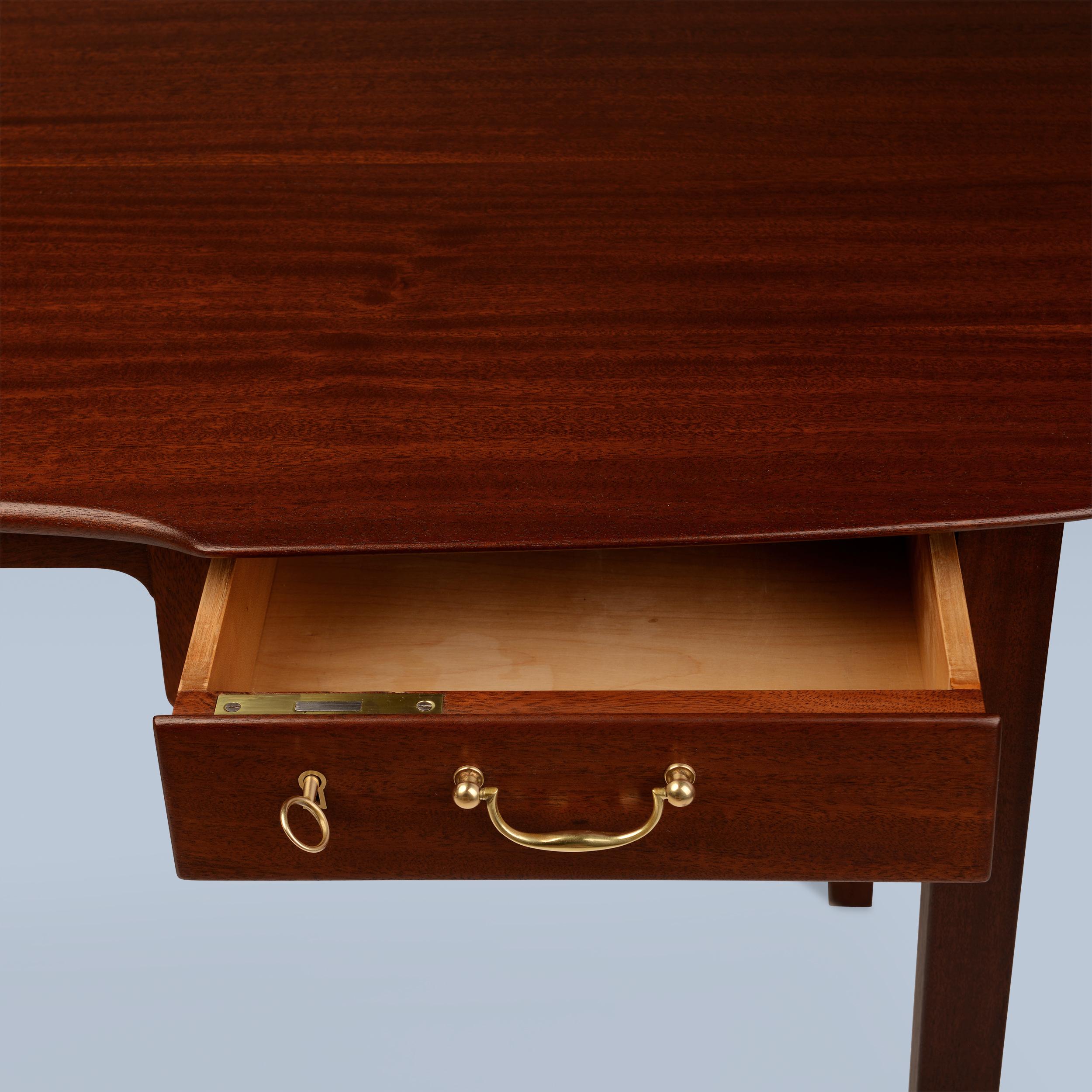 Scandinave moderne Petit bureau de dame danois en acajou avec tiroirs et détails en laiton en vente