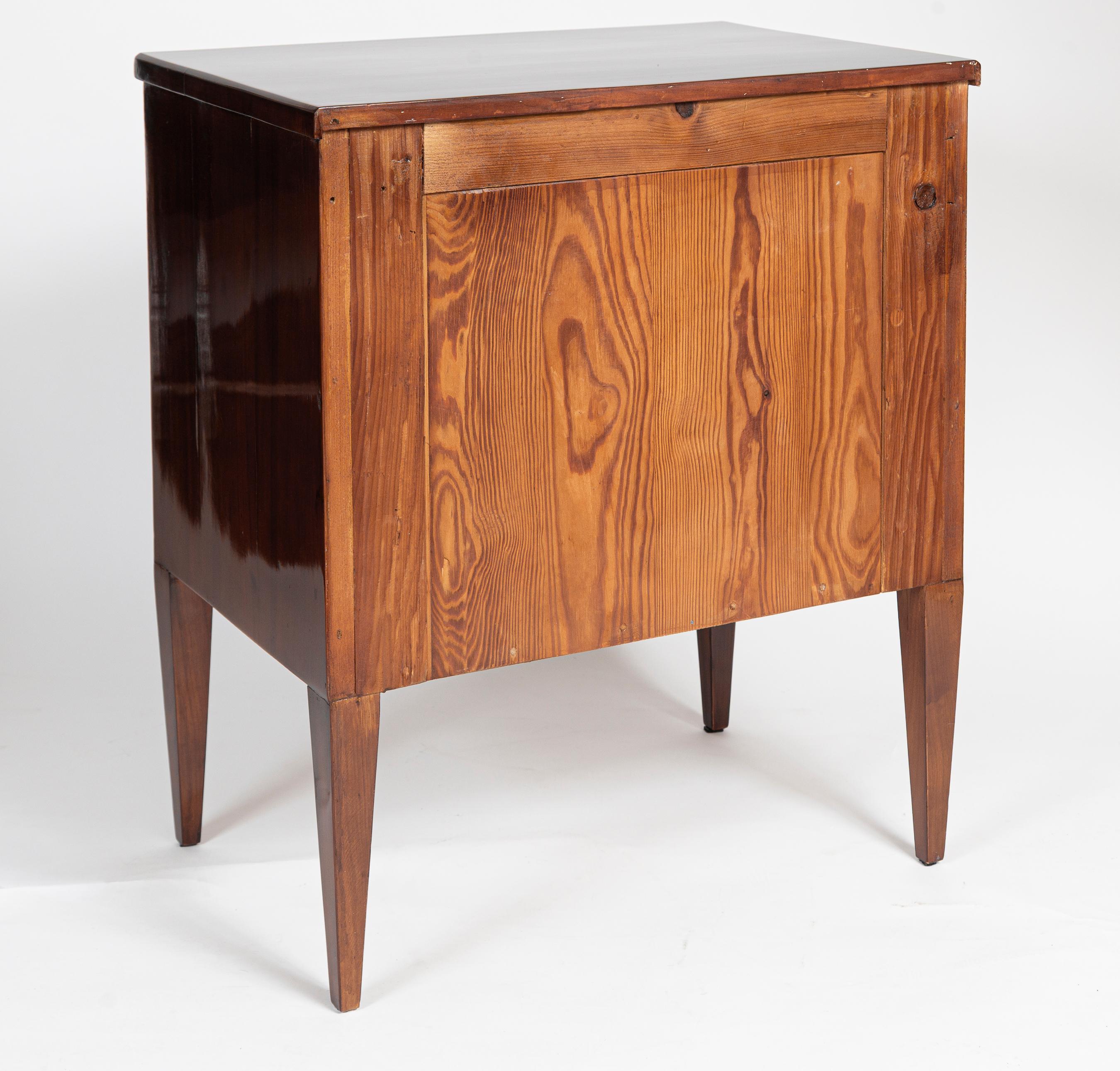 Coppia di eleganti comò/tavolini Biedermeier del XIX secolo in vendita 5