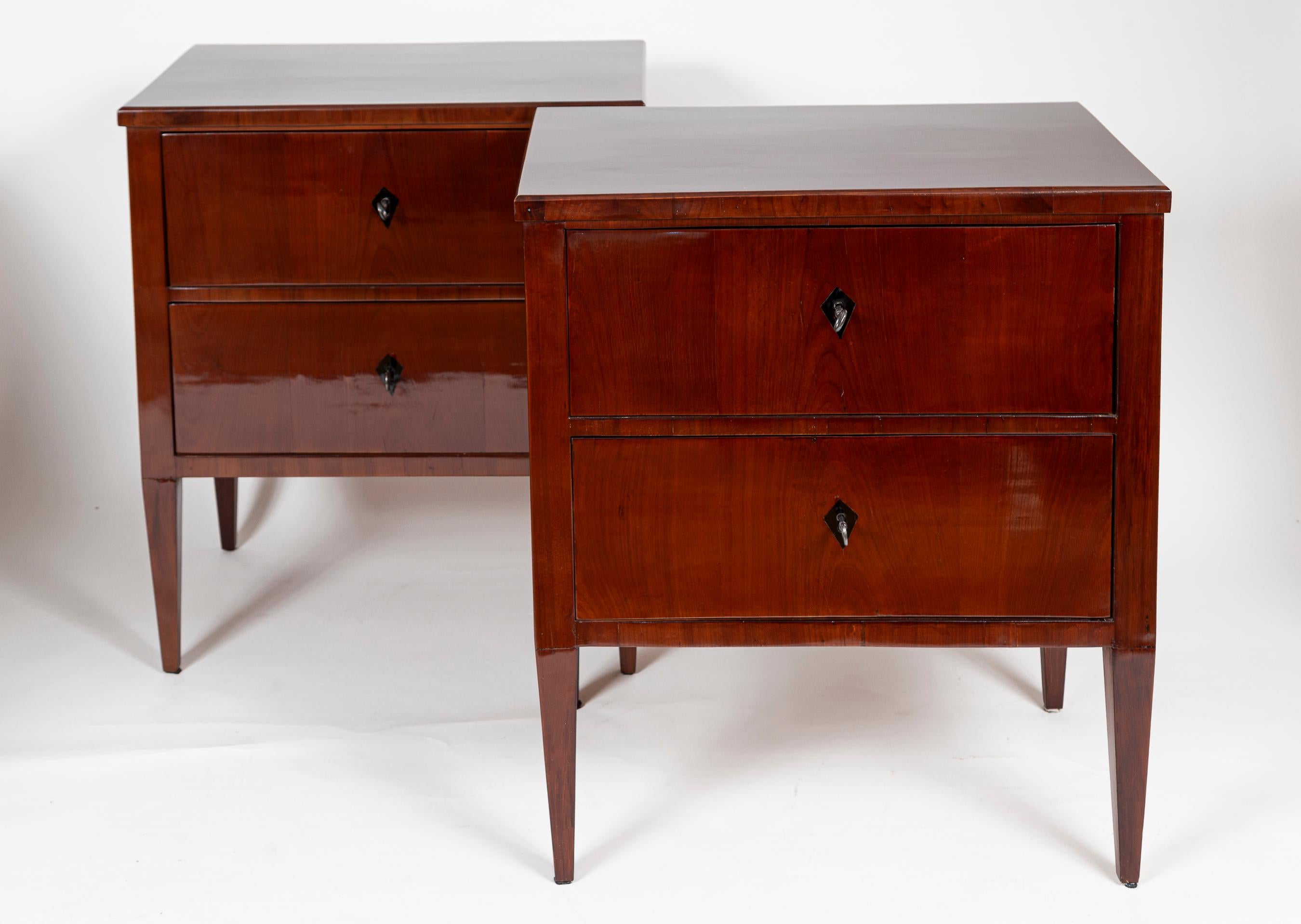 Tedesco Coppia di eleganti comò/tavolini Biedermeier del XIX secolo in vendita