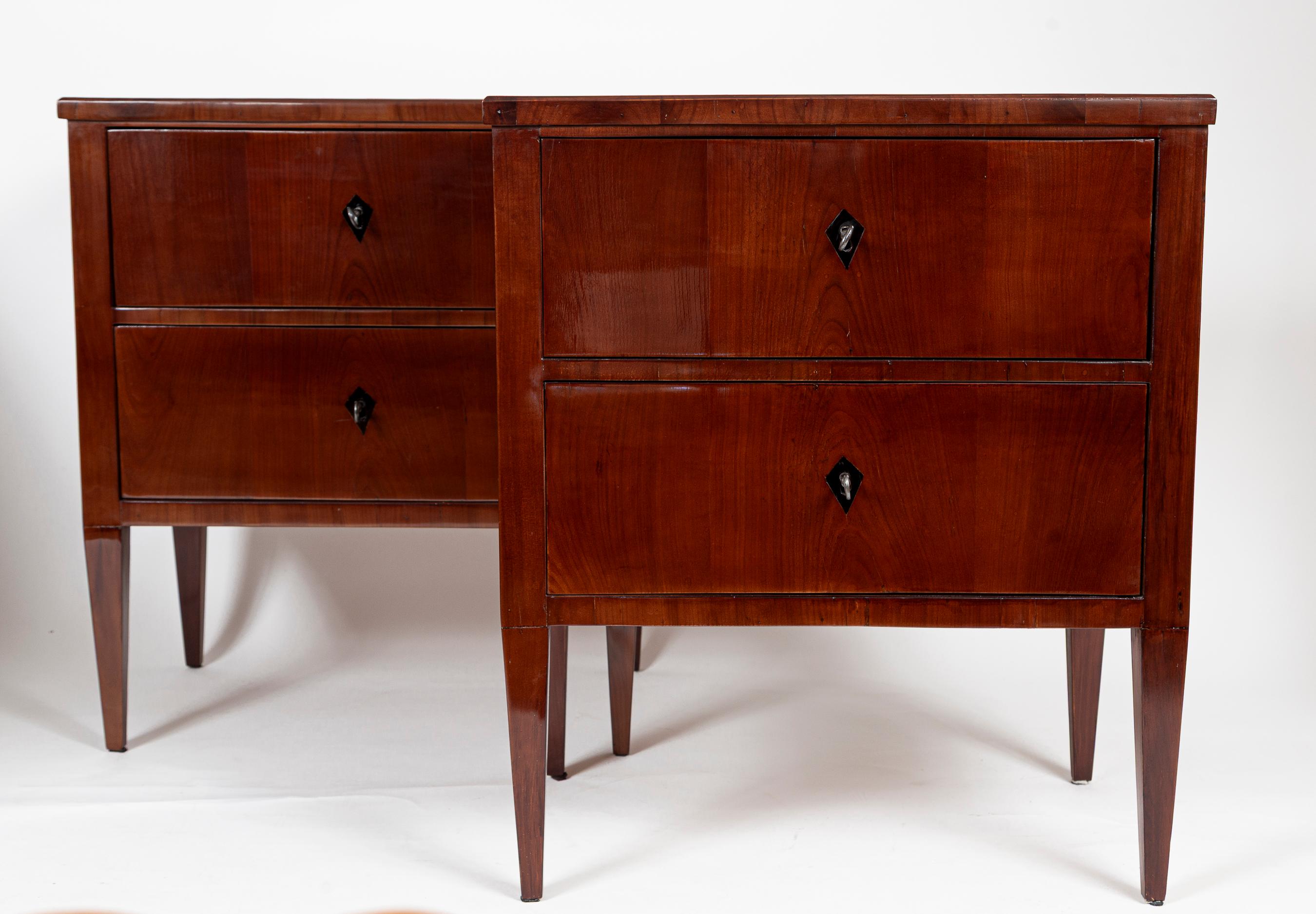 Coppia di eleganti comò/tavolini Biedermeier del XIX secolo In condizioni buone in vendita a Westport, CT