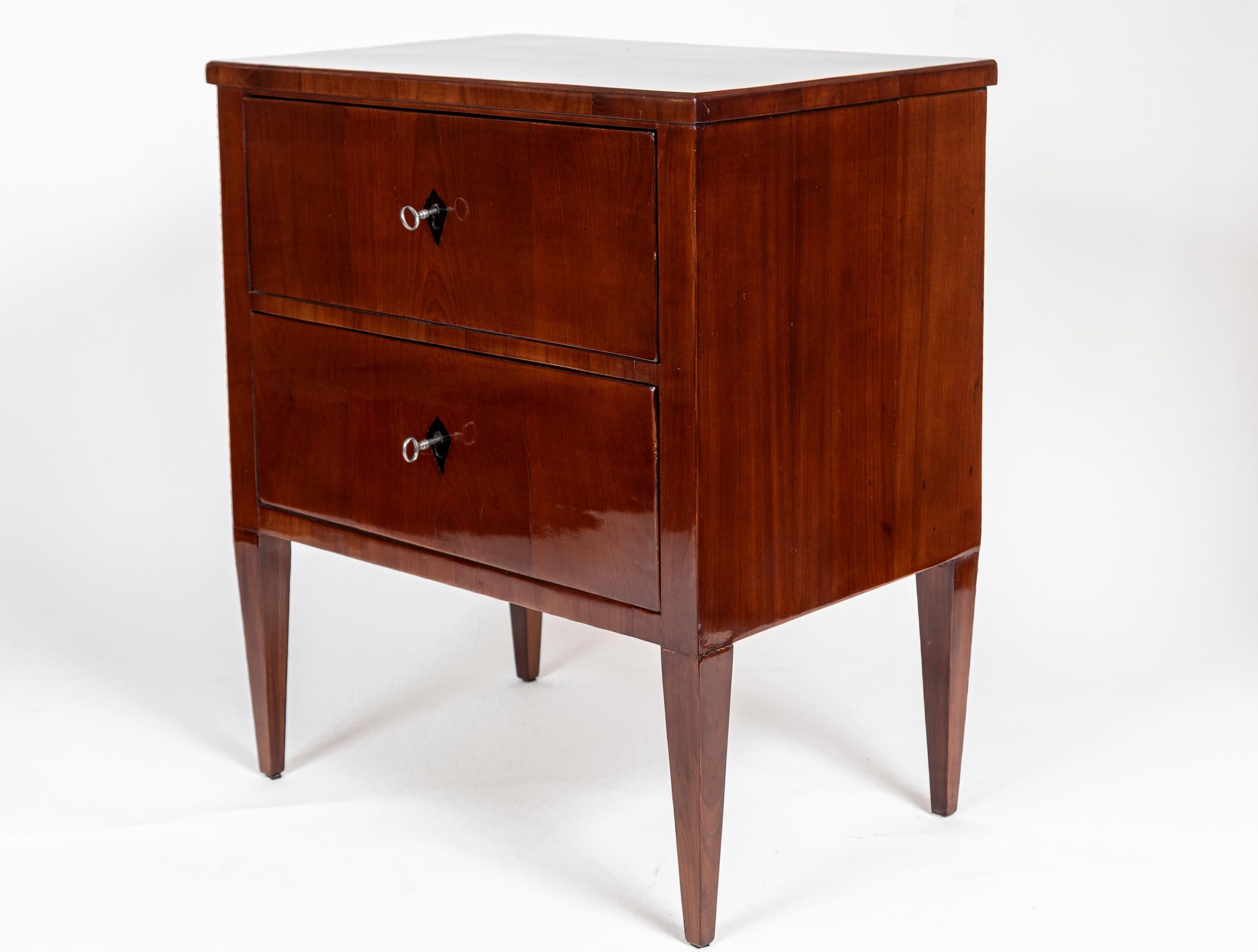 Ciliegio Coppia di eleganti comò/tavolini Biedermeier del XIX secolo in vendita