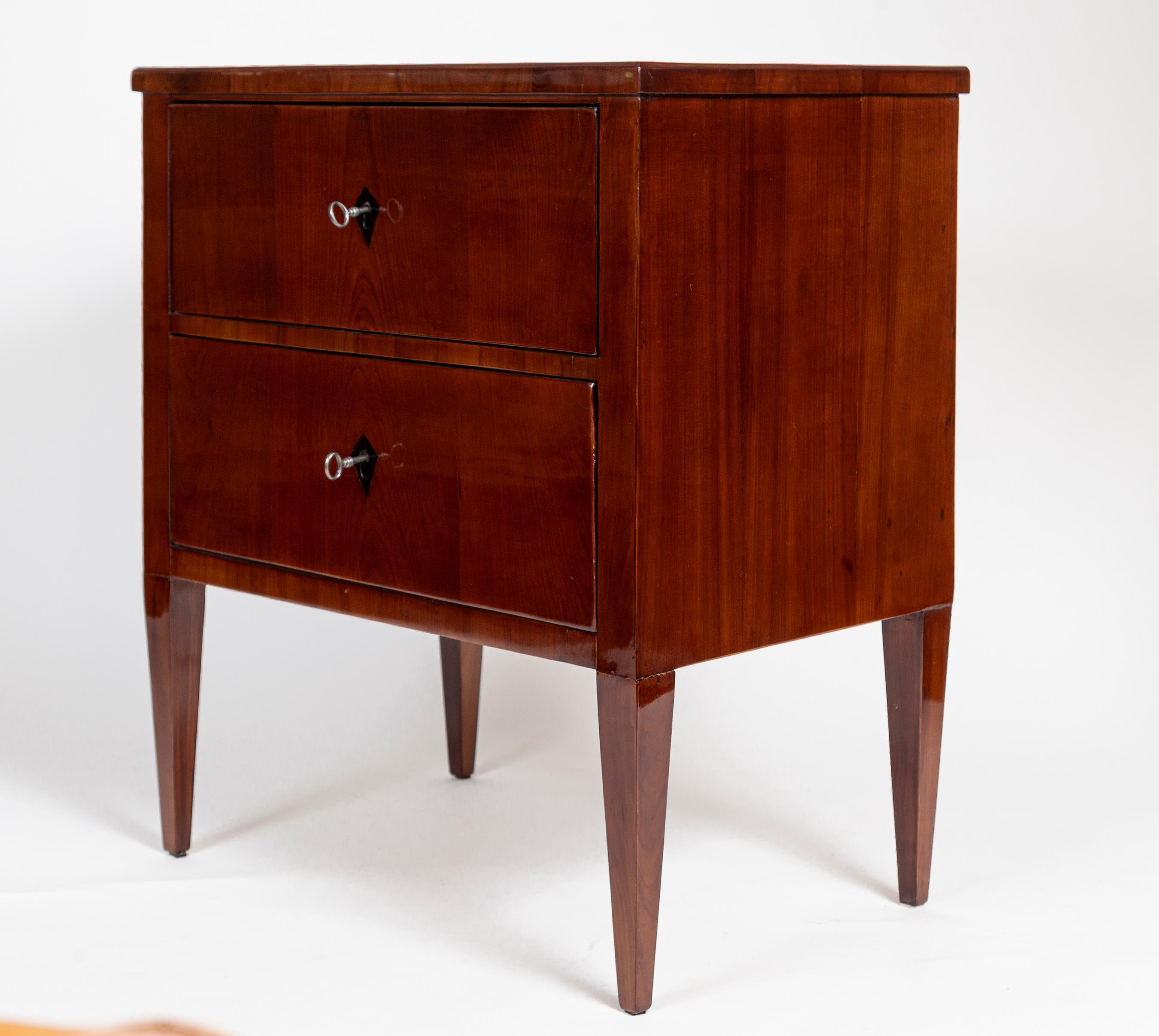 Coppia di eleganti comò/tavolini Biedermeier del XIX secolo in vendita 1