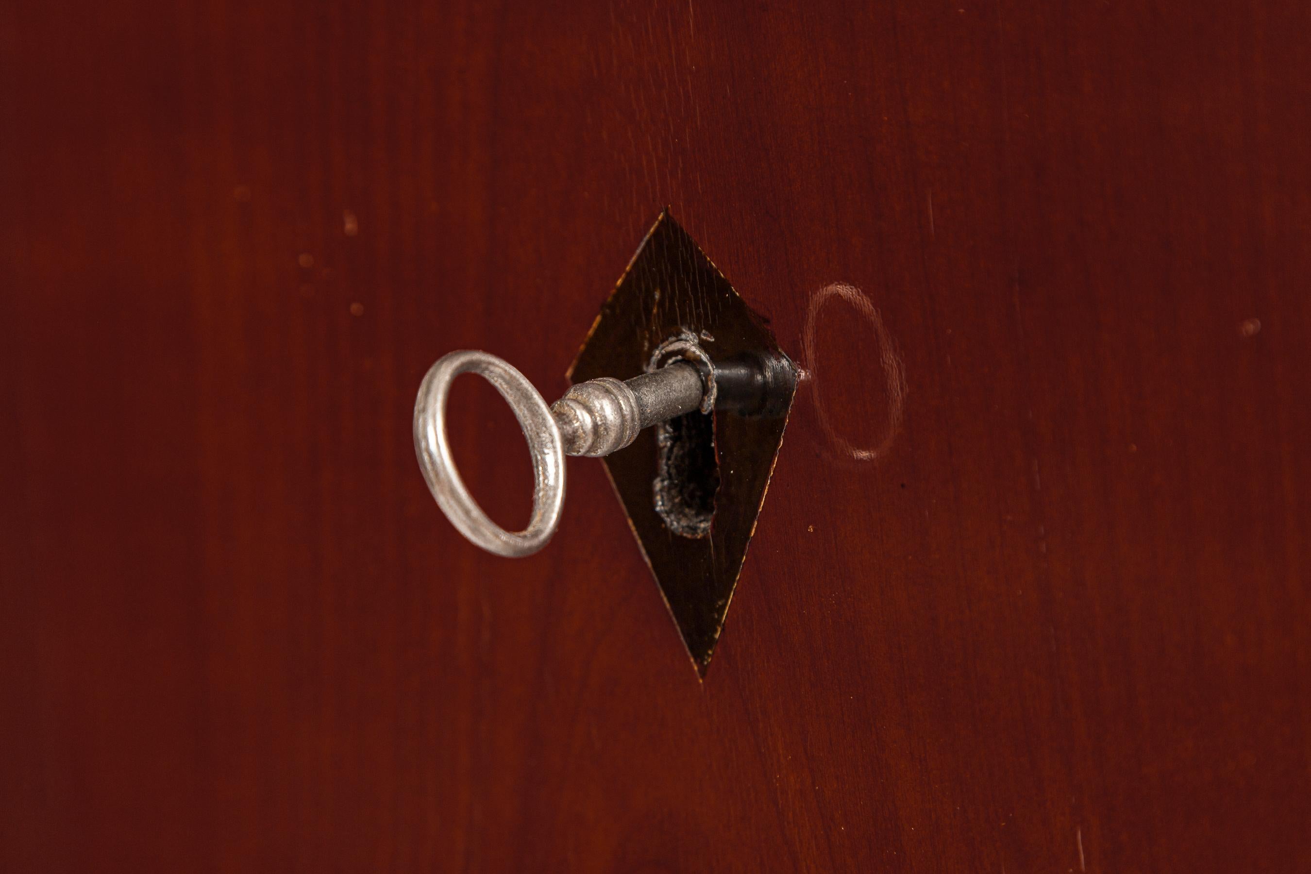 Coppia di eleganti comò/tavolini Biedermeier del XIX secolo in vendita 2