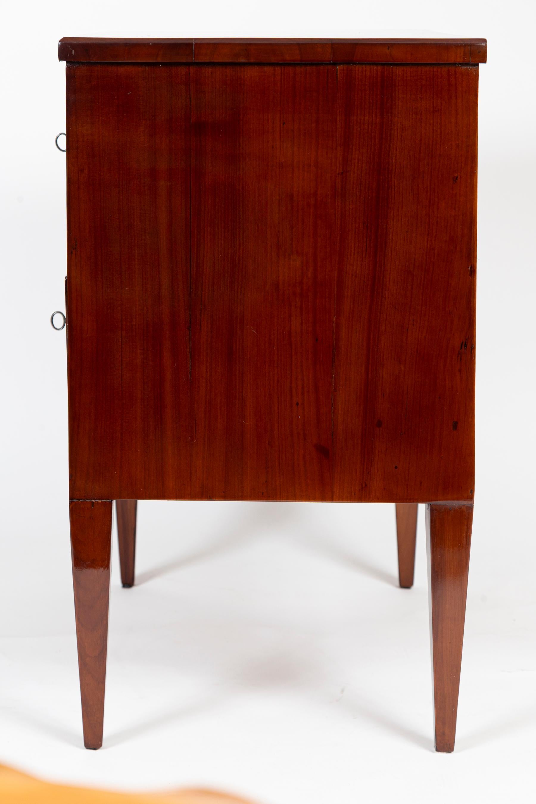 Coppia di eleganti comò/tavolini Biedermeier del XIX secolo in vendita 4