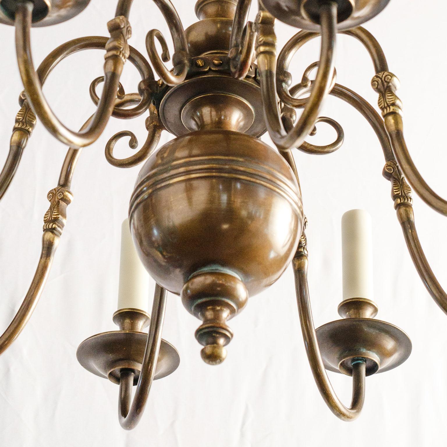Smaller Scale Georgian Style Chandelier In Good Condition For Sale In Houston, TX