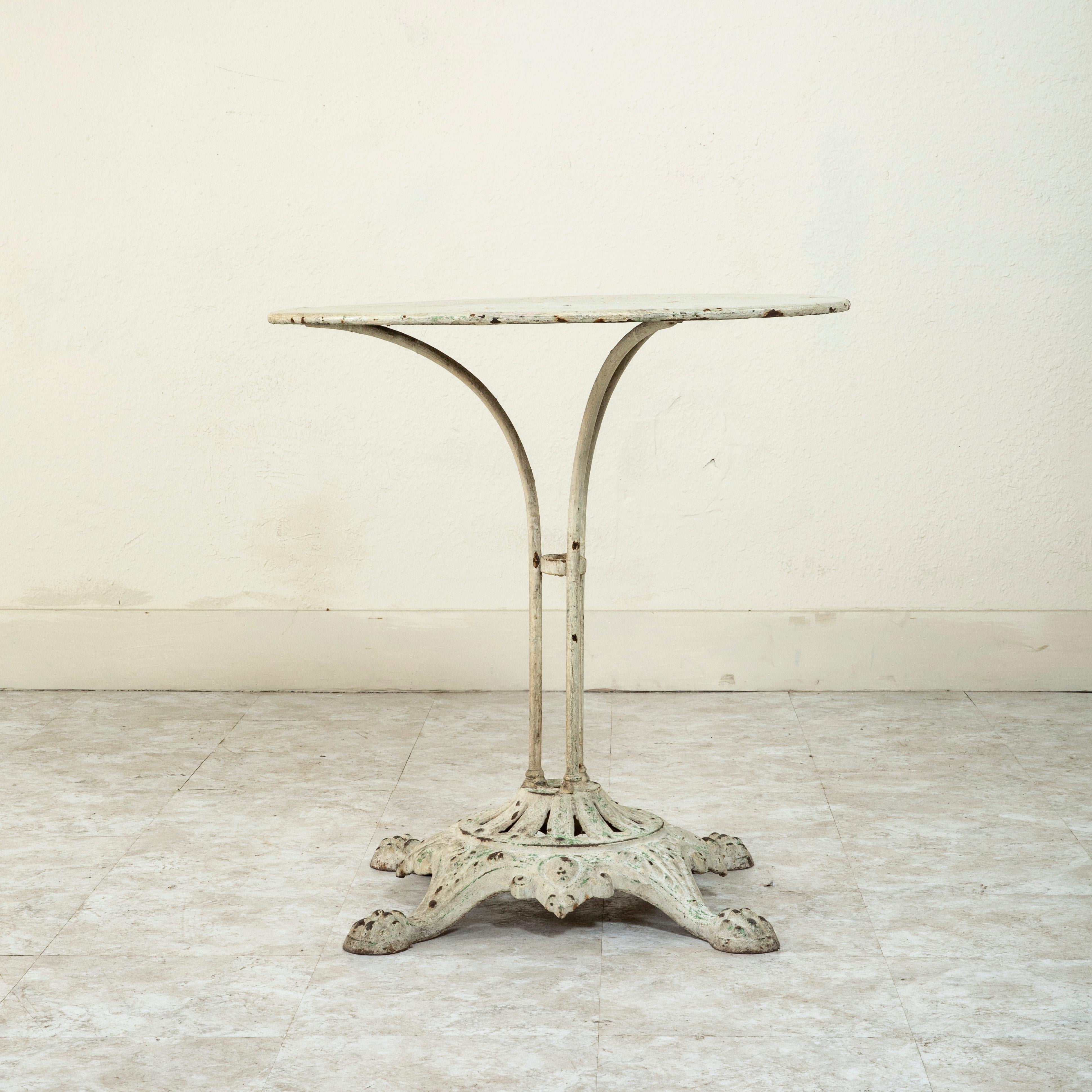 Kleinerer französischer Gartentisch aus lackiertem Eisen des späten 19. Jahrhunderts, Terrassentisch (Französisch) im Angebot